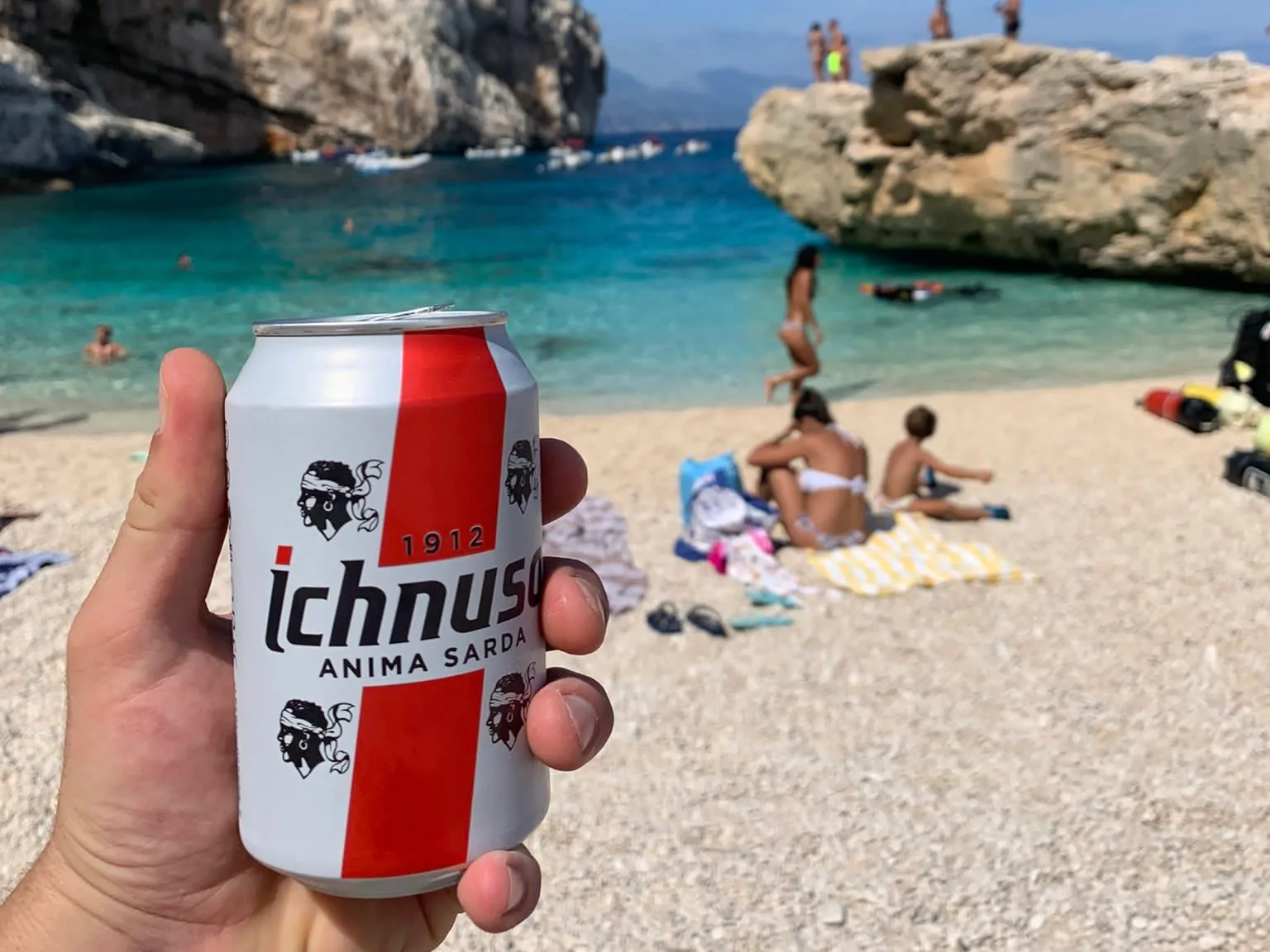 Bière Ichnusa sur une plage sarde