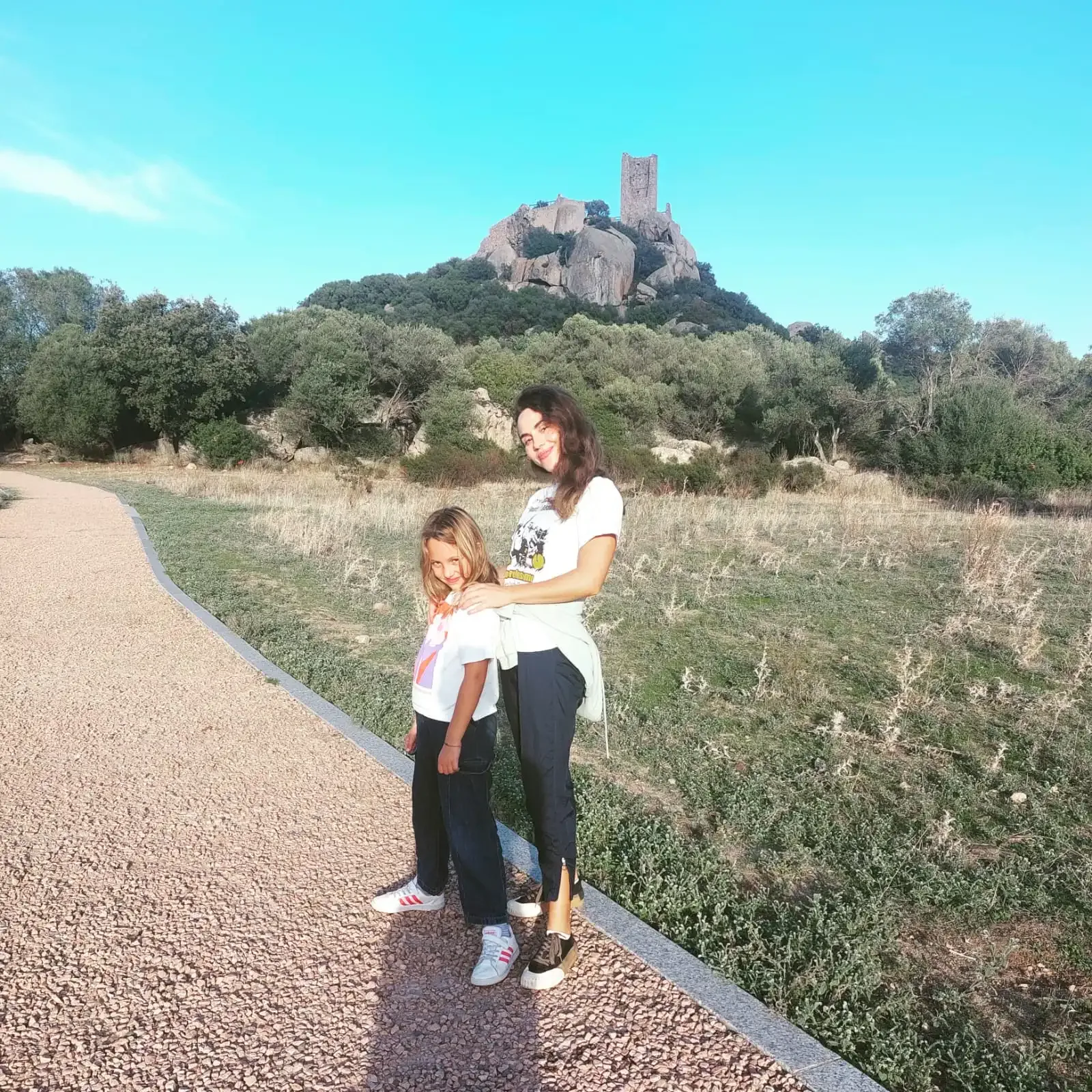 Mutter und Tochter am Aussichtspunkt Pedra Bela, Portugal.