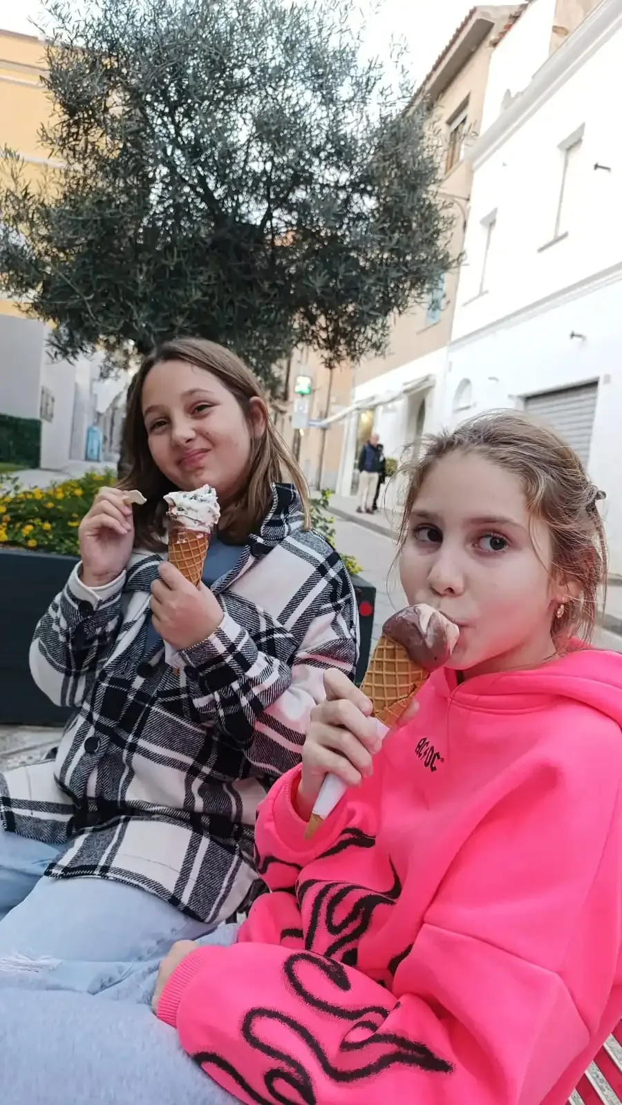 Gezinnen die genieten van de Lungomare di Olbia
