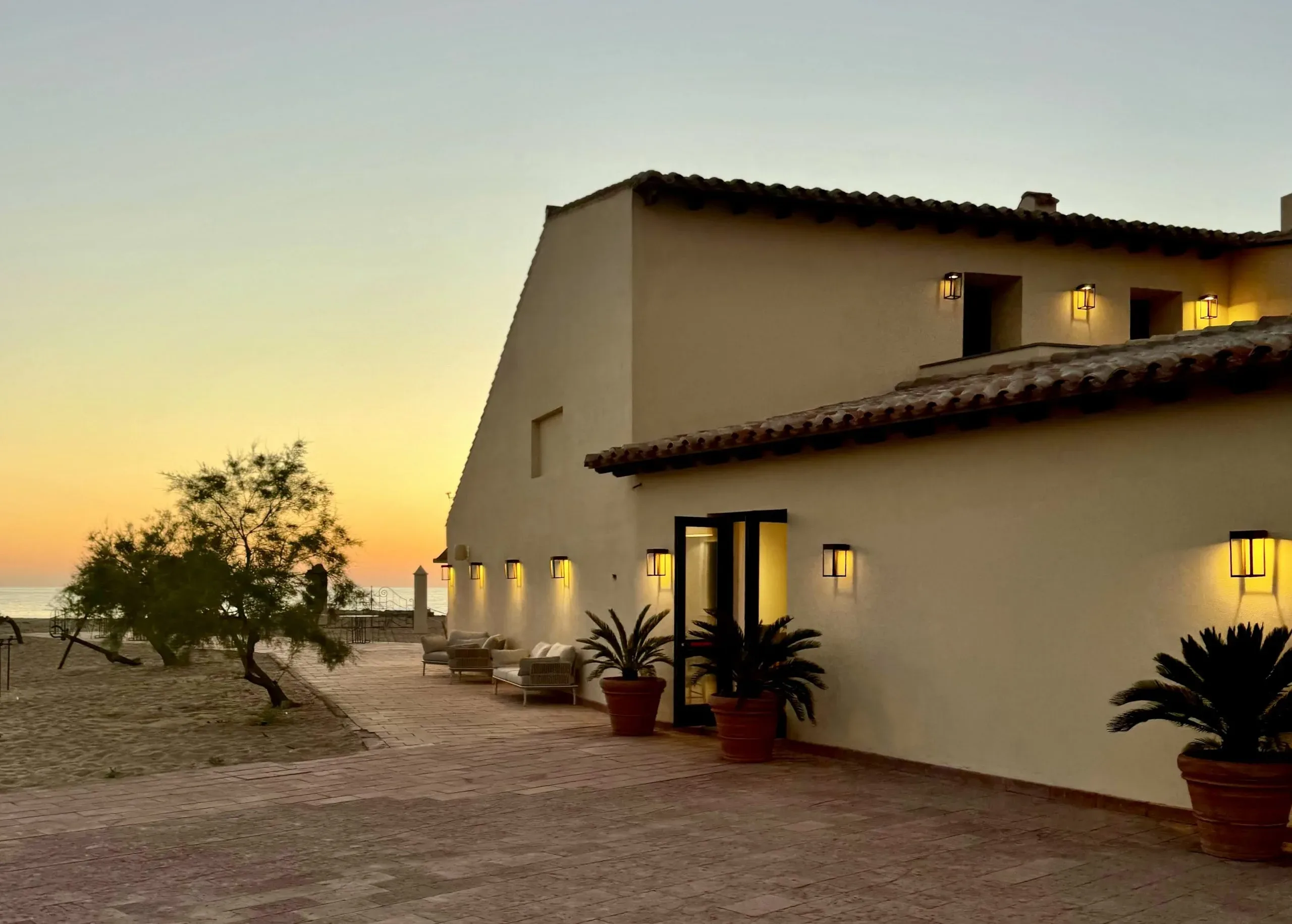 Hotel Le Dune Piscinas nichée parmi les dunes de sable de la Costa Verde, hôtel de luxe intégré aux dunes de Piscinas en Sardaigne