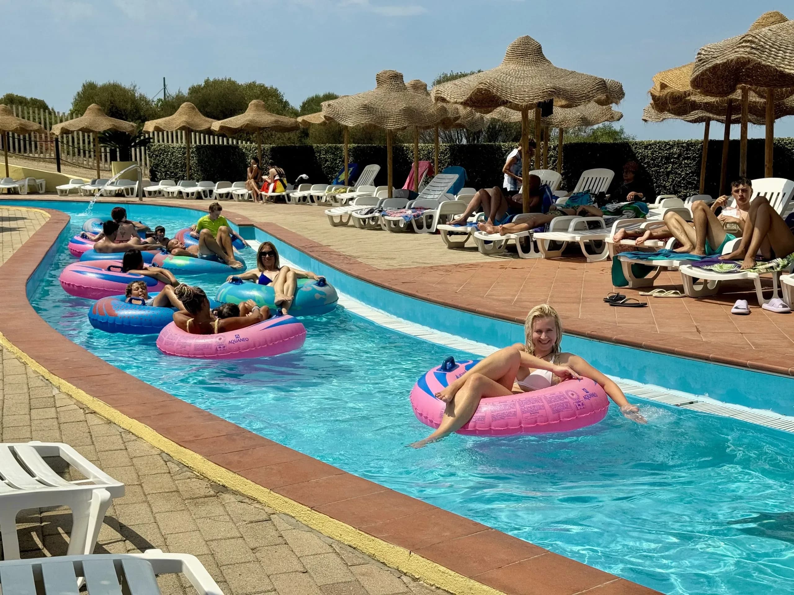 Area giochi d'acqua per bambini al parco acquatico AquaFantasy