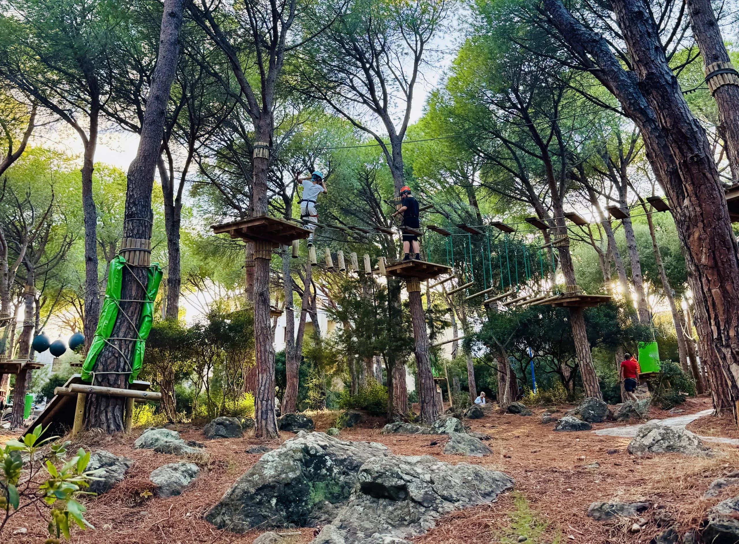 Parcours de cordes dans les arbres au Cala Gonone Adventure Park Tyrolienne à travers la pinède à Cala Gonone