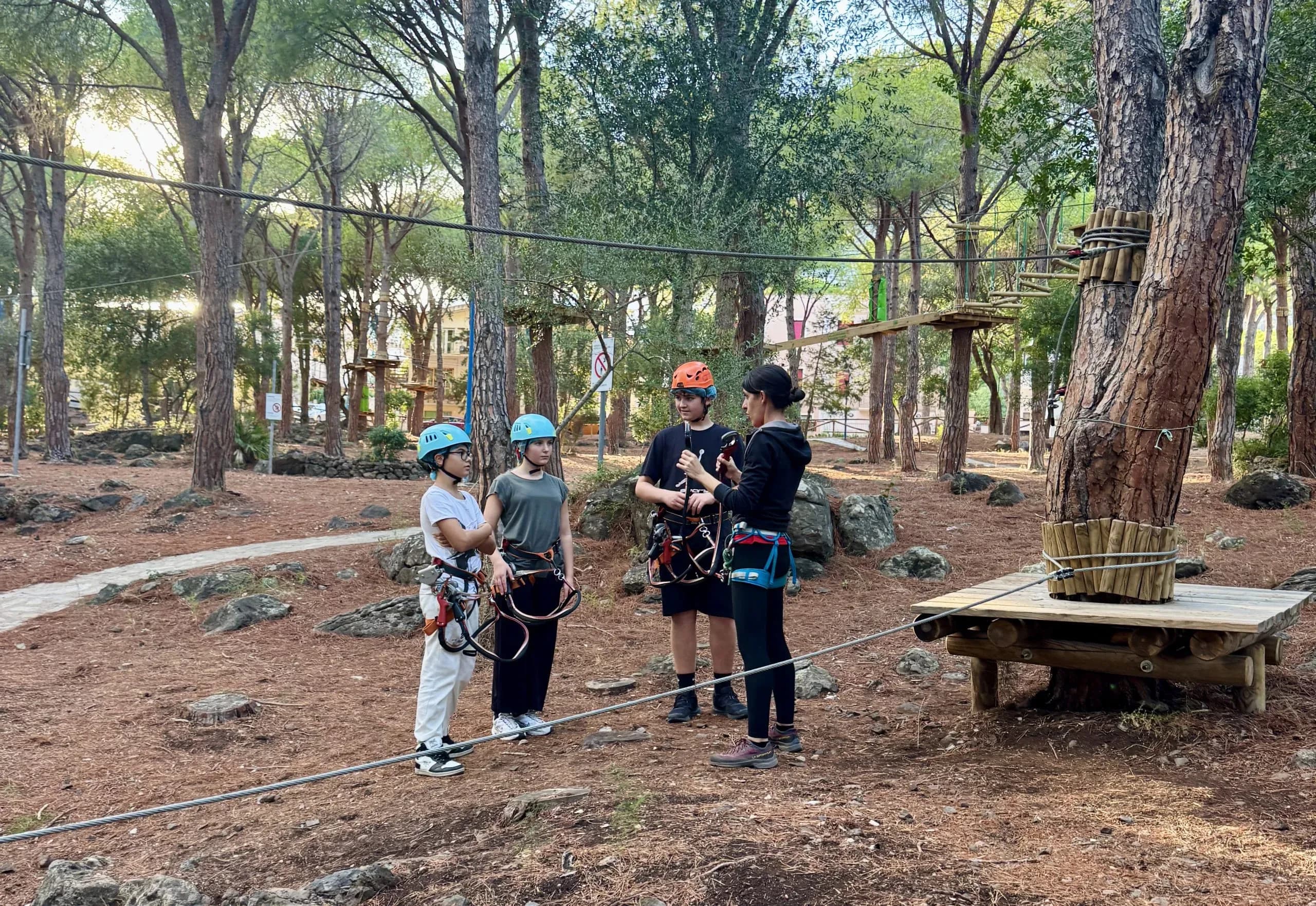 Parc d'aventure forestier au-dessus du Golfe d'Orosei Parcours d'escalade pour enfants au Cala Gonone Adventure Park