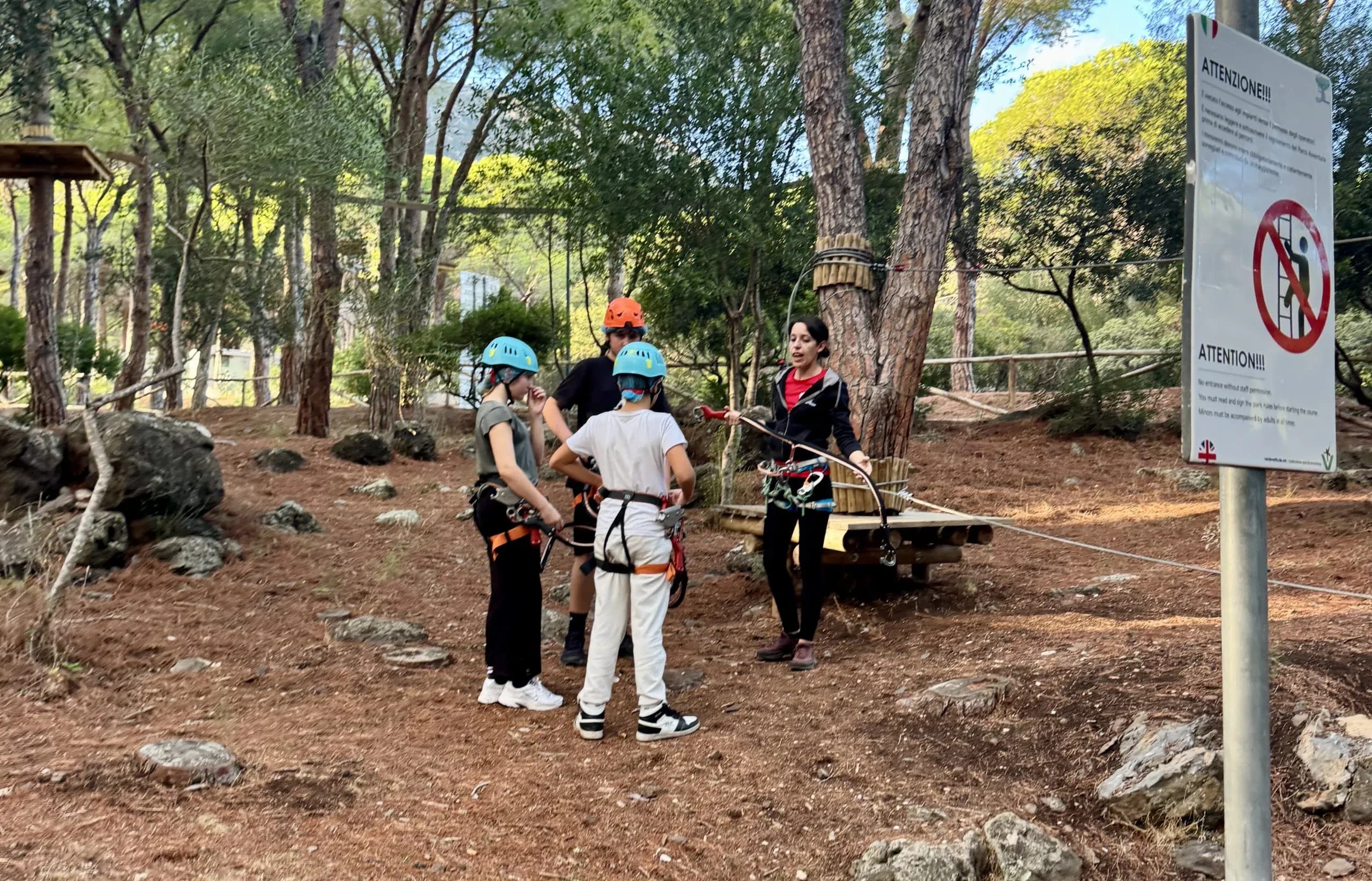 Parc d'aventure forestier au-dessus du Golfe d'Orosei
