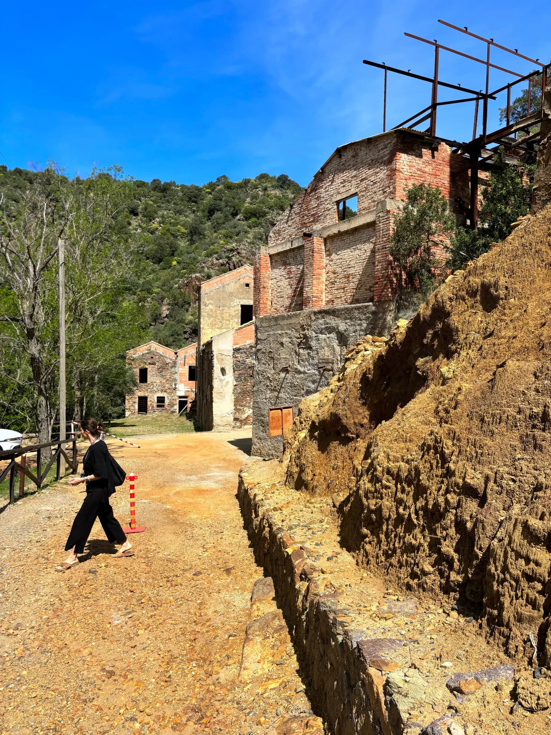 Sardiniens verlassene Minen Sulcis Iglesiente UNESCO-Geopark Industrieerbe Küstenklippen Tunnel Stollen Iglesias Buggerru historische Stätten