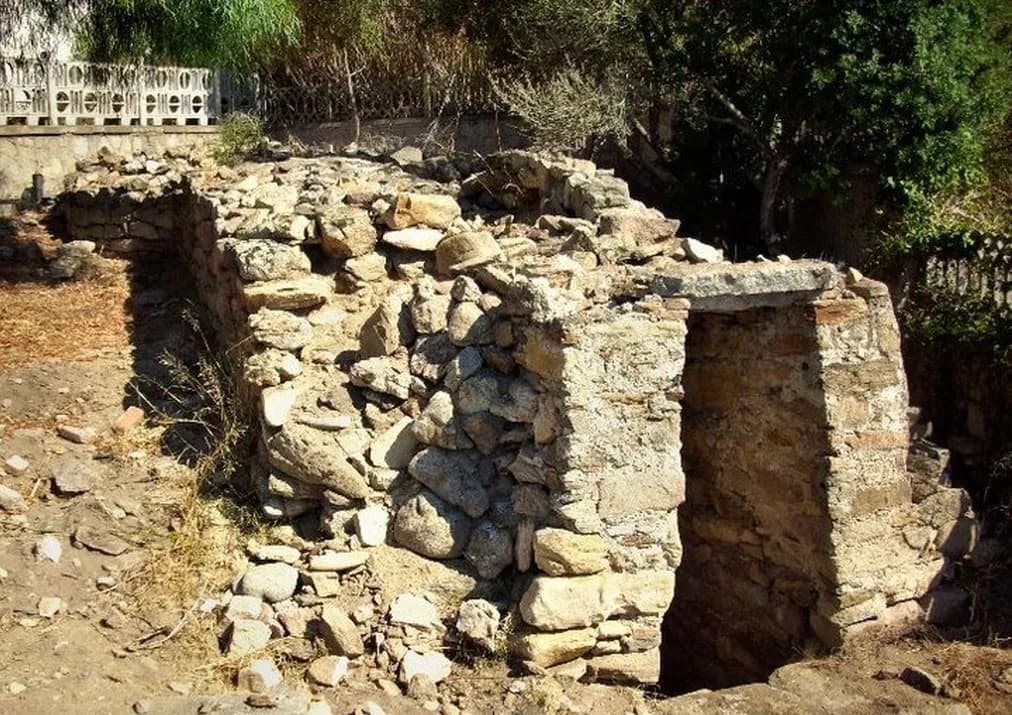 Pozzo Milis-put uit de 19e eeuw, Golfo Aranci, historische waterbron, handgehouwen stenen schacht, heuvels van Capo Figari, Sardinië, gemeenschapserfgoed