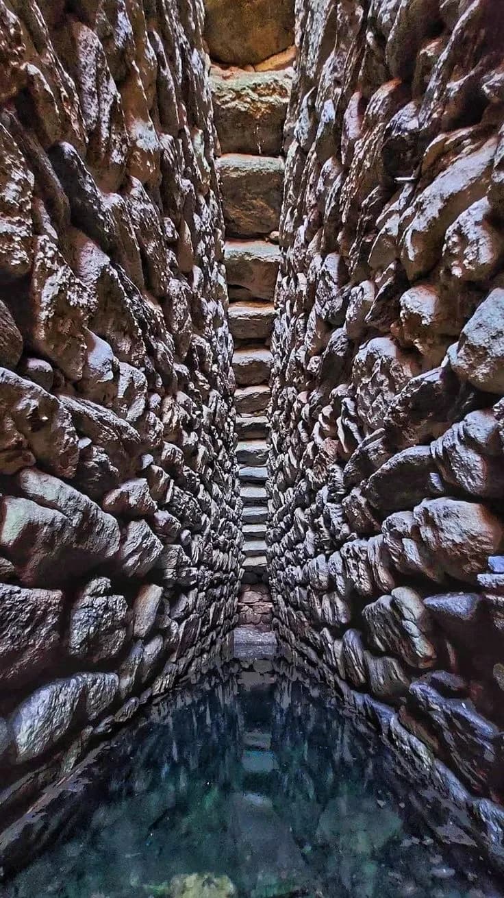 Milis-put met weerspiegeling van maanlicht, maanschijn op het wateroppervlak, oog van de nacht, Golfo Aranci, lokale folklore, romantische legende, Sardinië, sfeervolle cultuur