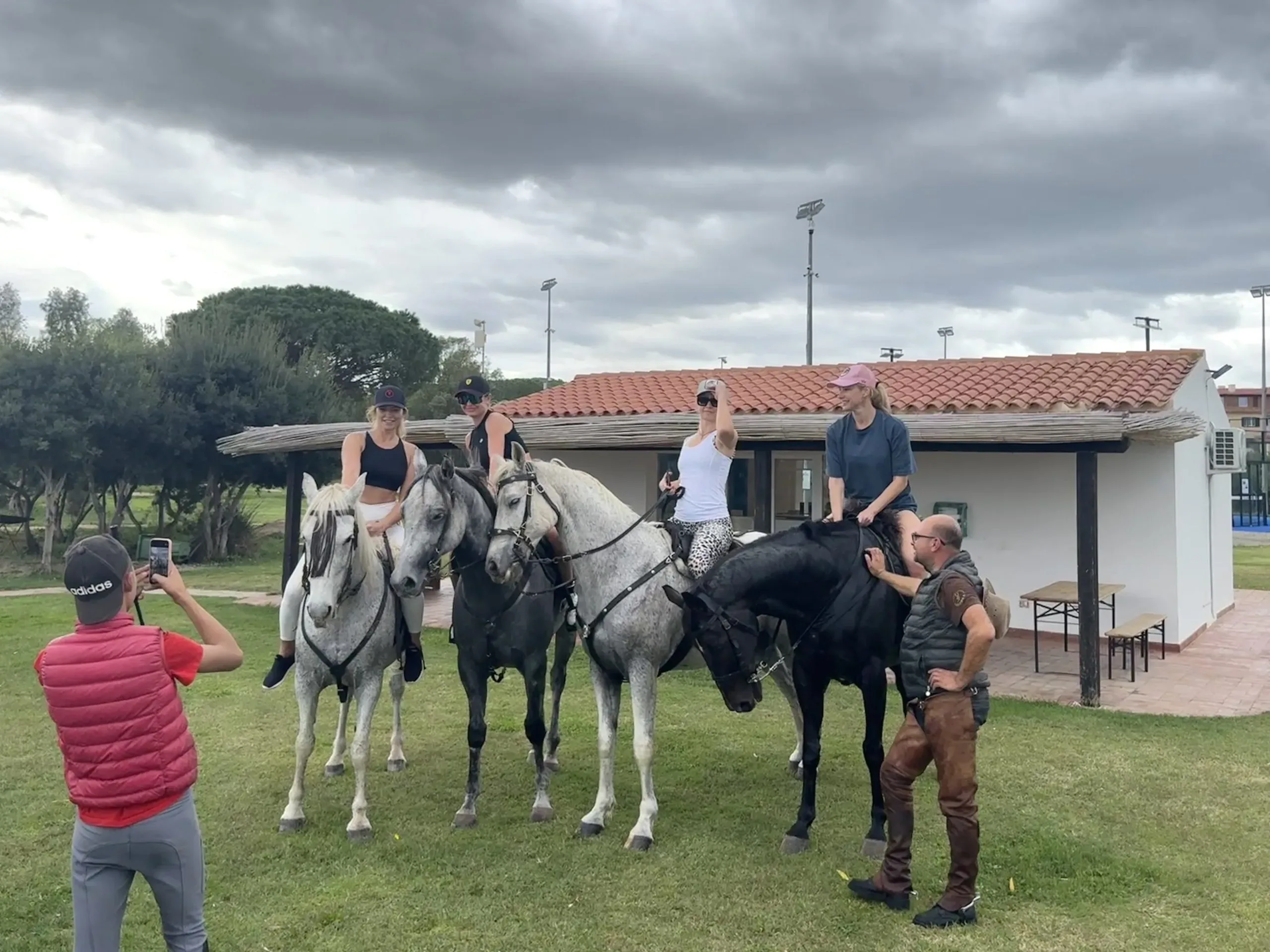 Associazione Ippica Porto San Paolo familiengeführt, kleine Gruppen, persönliche Betreuung, ruhige Pferde, Unterricht im Reitplatz, authentisches traditionelles Reiterlebnis auf Sardinien