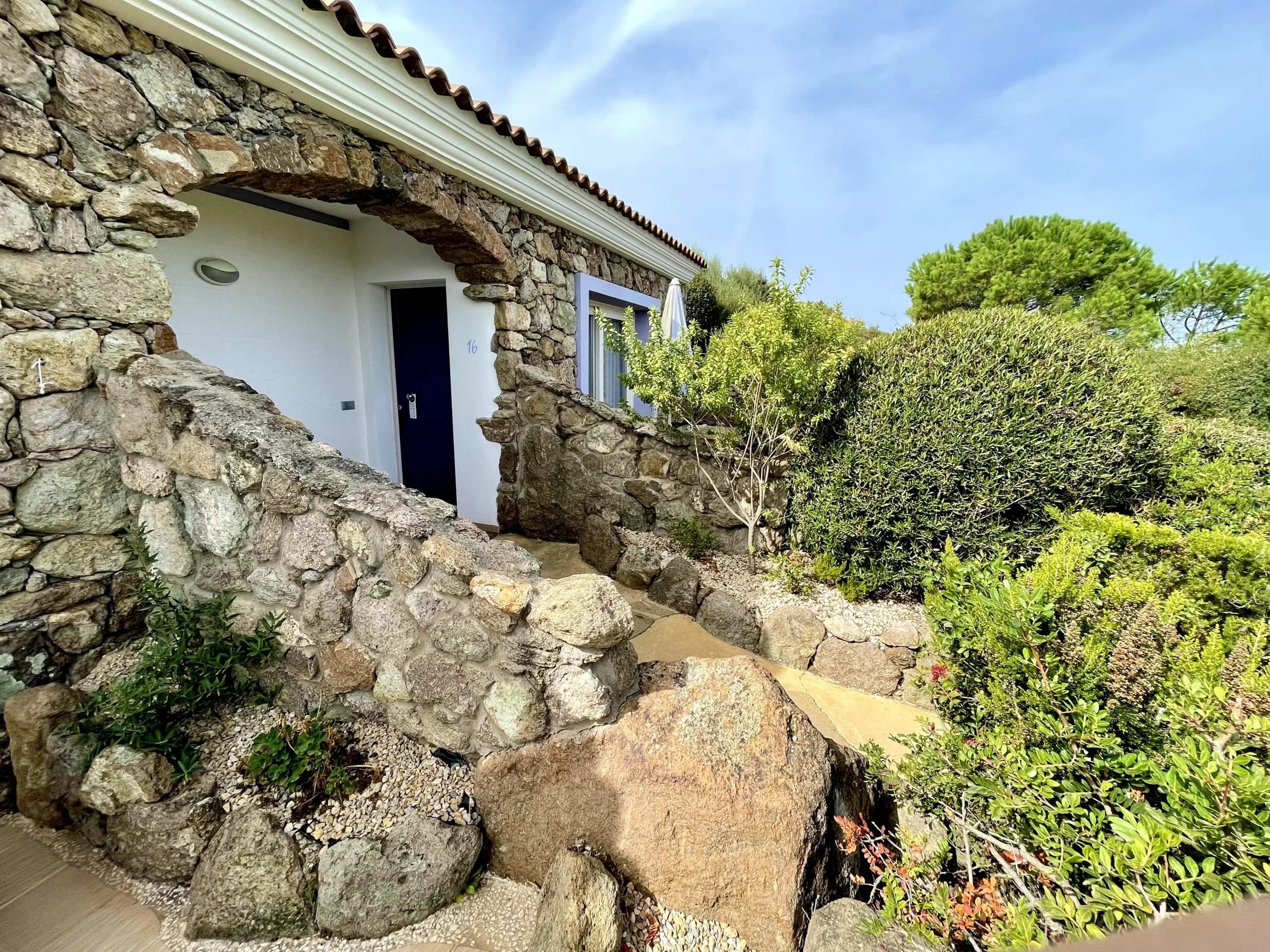 Hôtel boutique Bajaloglia Resort colline de Castelsardo forteresse médiévale Doria vues golfe de l'Asinara nord de la Sardaigne terrasse de luxe coucher de soleil romantique