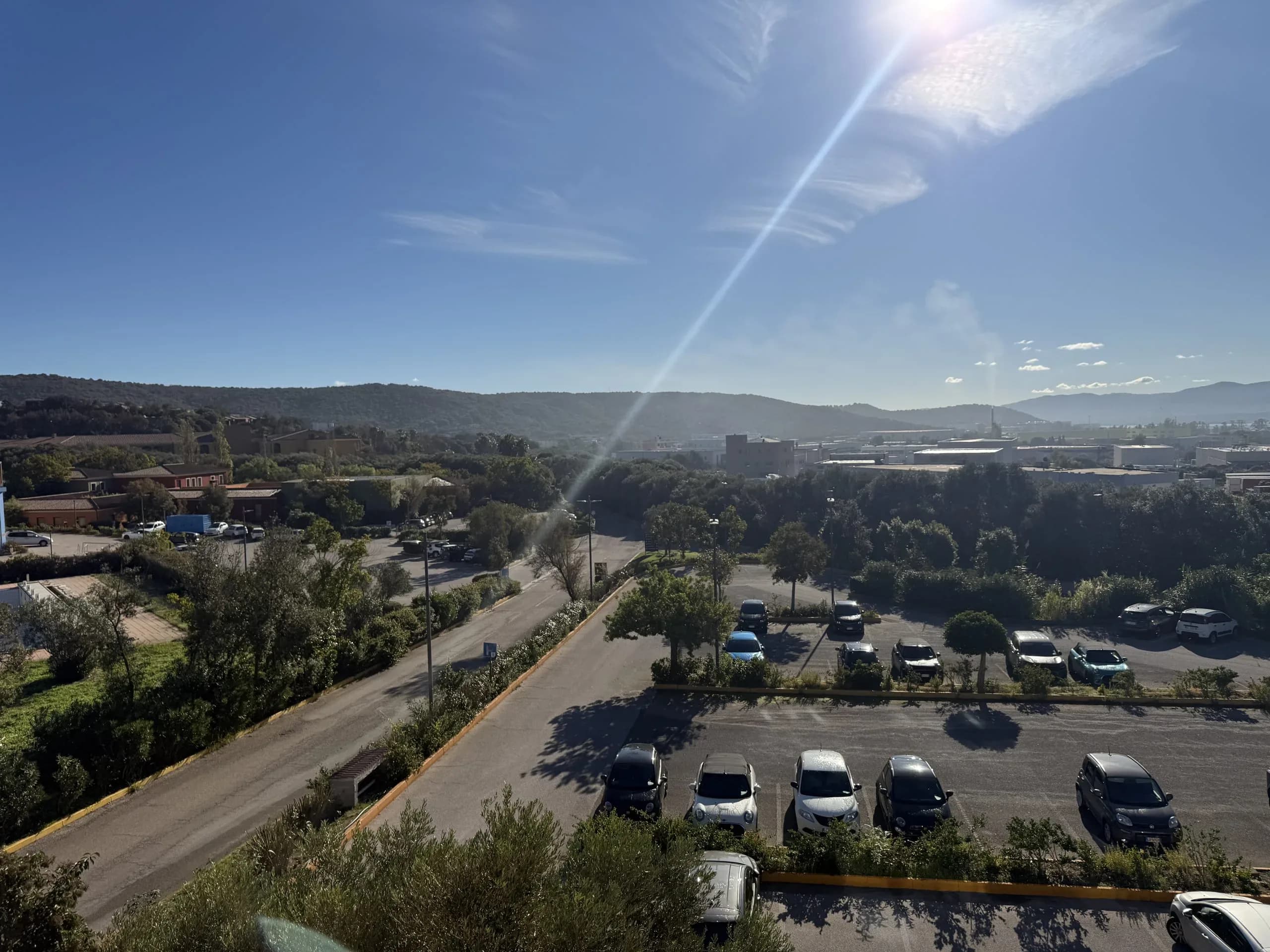 Hoofdingang van Geovillage Olbia omringd door mediterraan groen in Gallura