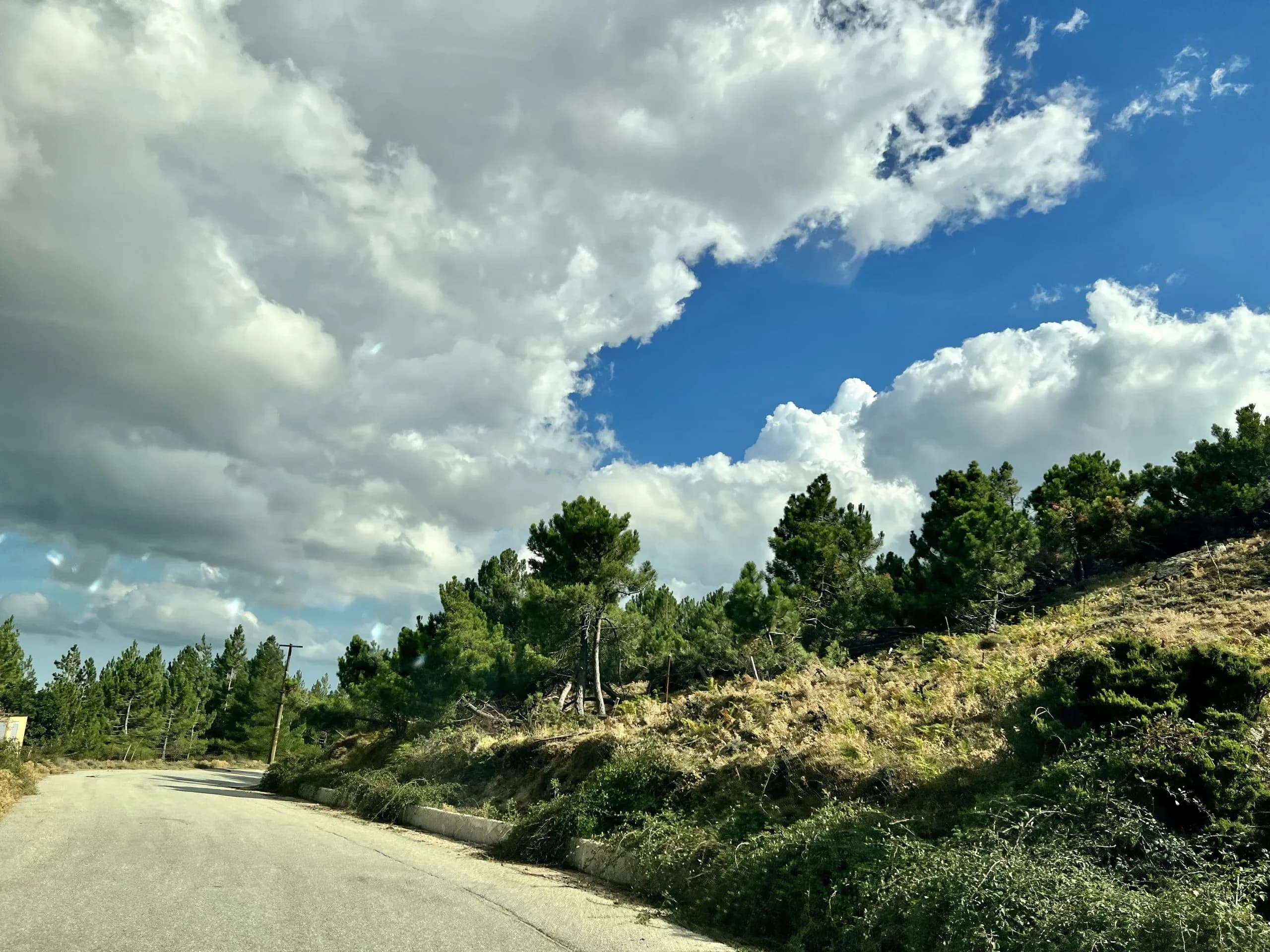Bergdorf Fonni im Gennargentu-Gebirge Blick über die Dächer von Fonni, dem höchstgelegenen Dorf Sardiniens