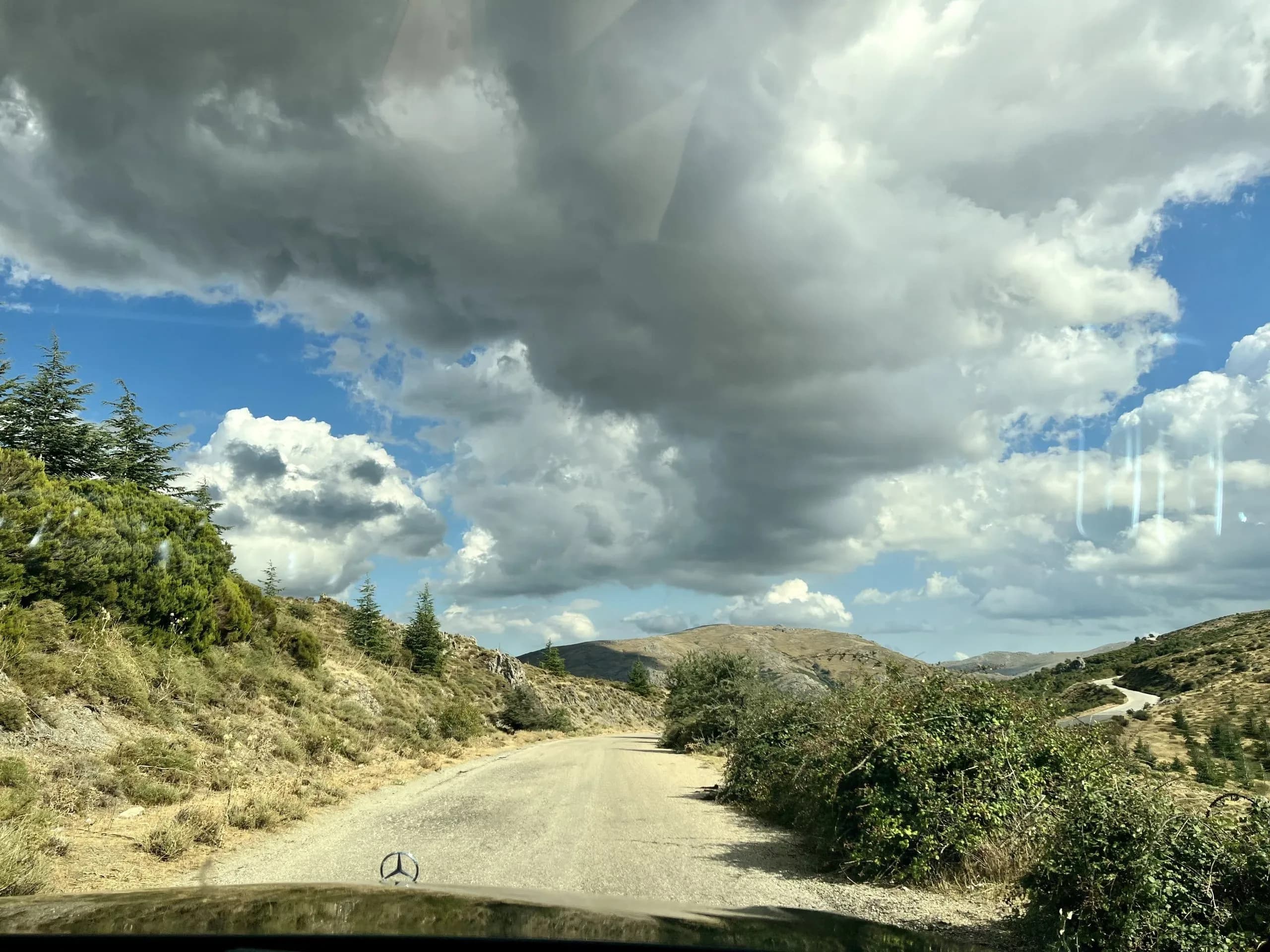 Das Gennargentu-Gebirge erhebt sich hinter Fonni Authentisches Sardinien im Landesinneren, eingefangen in Fonni