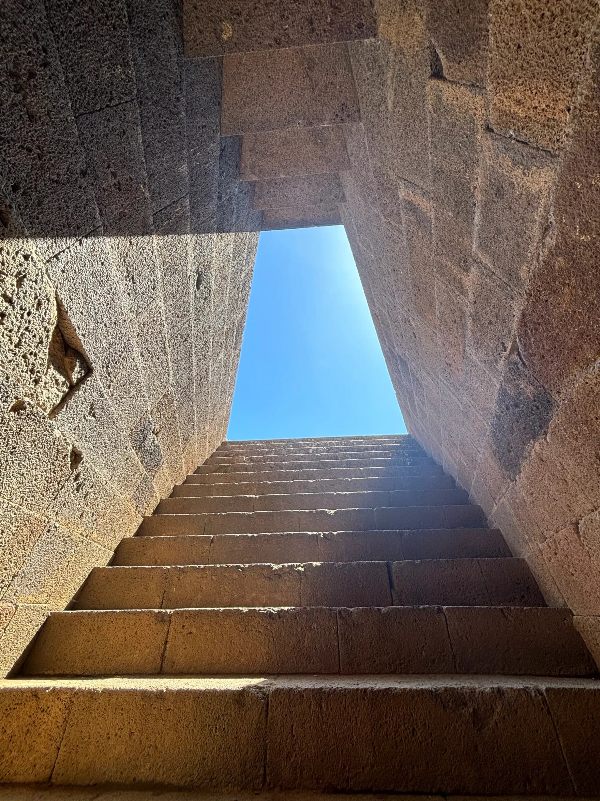 Pozzo di Santa Cristina, 25 stenen treden, ondergrondse kamer, permanente bronwater, opening, tholos, gecorbeleerd dak, millimeterprecisie, Sardinië, nuraghische heilige afdaling