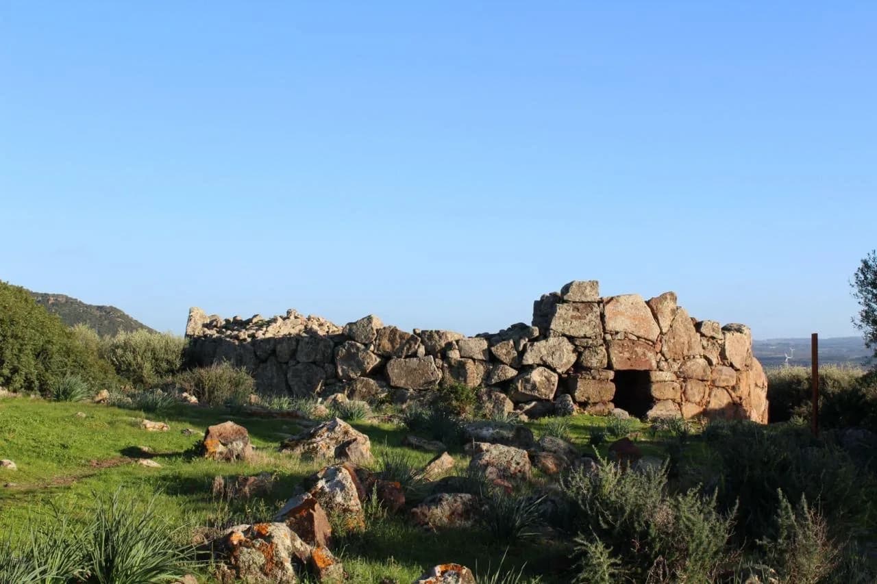 Nahaufnahme der kupferzeitlichen Megalithmauer in der archäologischen Stätte Monte Baranta