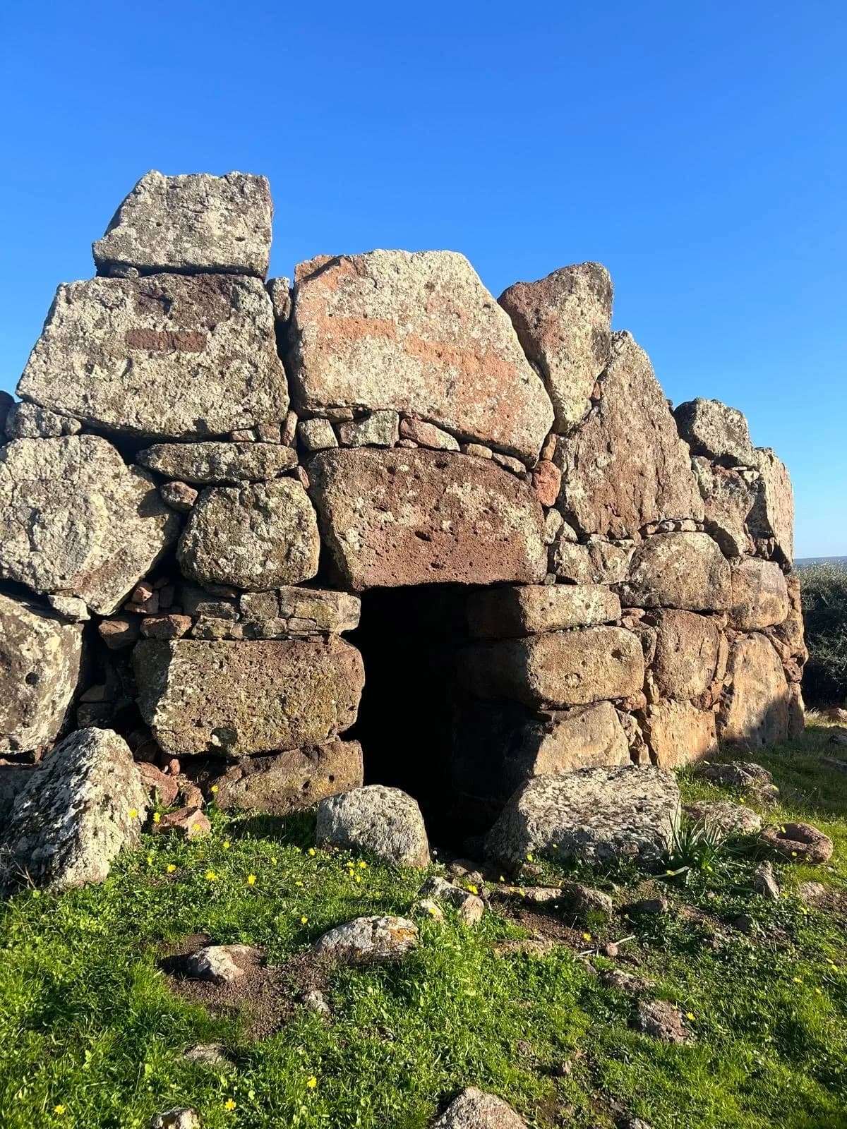 Luftaufnahme des Megalithkomplexes Monte Baranta nahe Olmedo, Sardinien