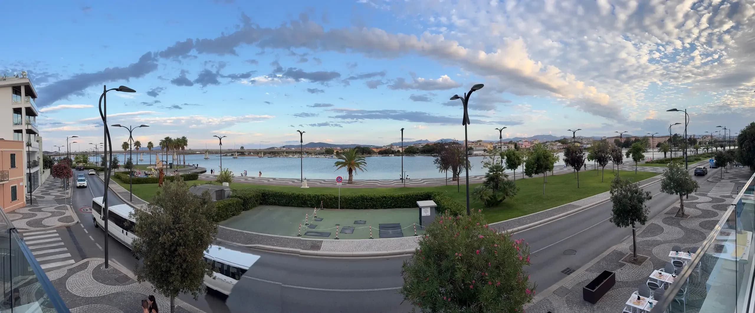 Uferpromenade von Olbia mit ruhiger Bucht und modernem Pflaster