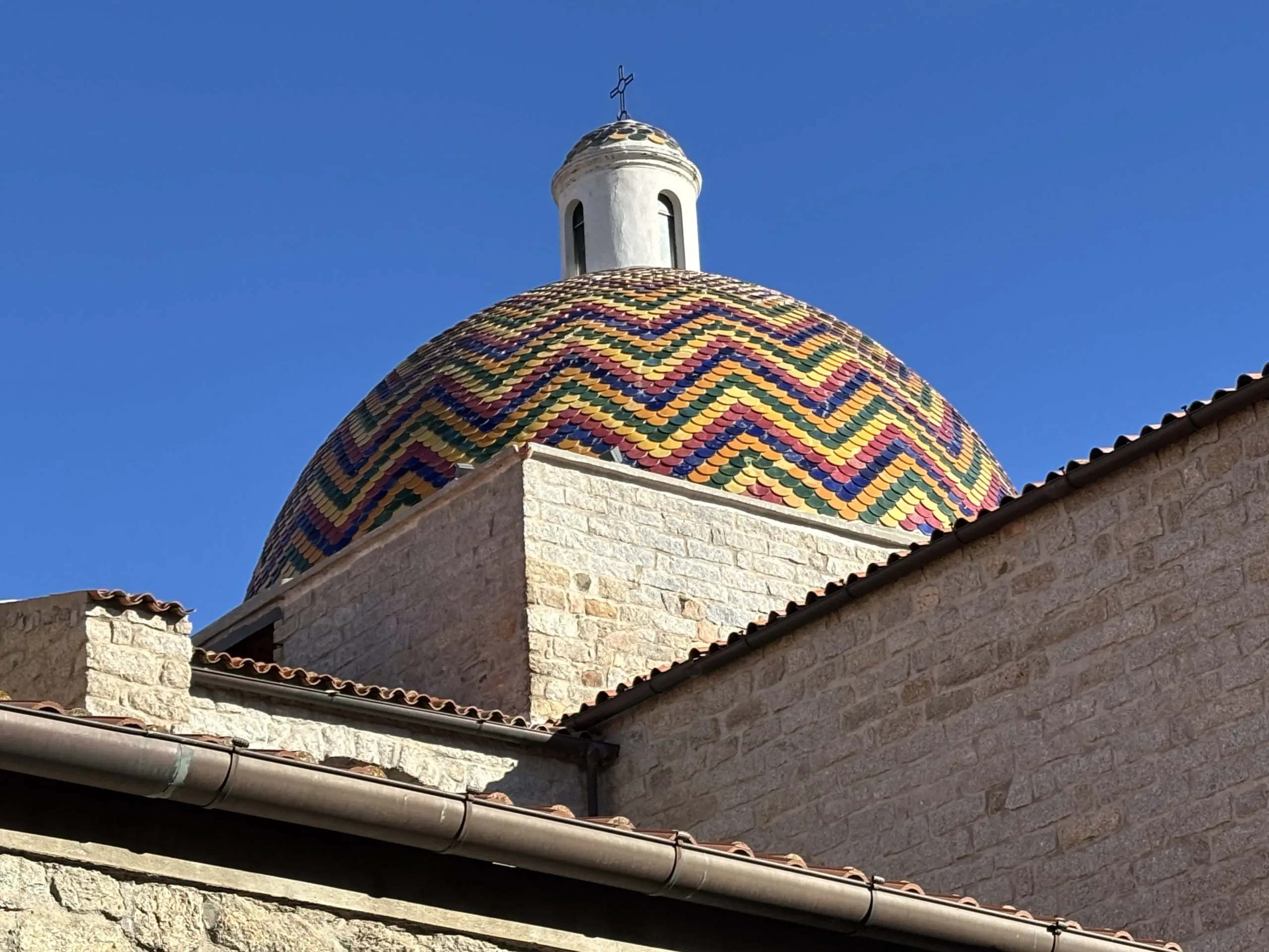 Dôme arc-en-ciel de la Chiesa di San Paolo Apostolo à Olbia