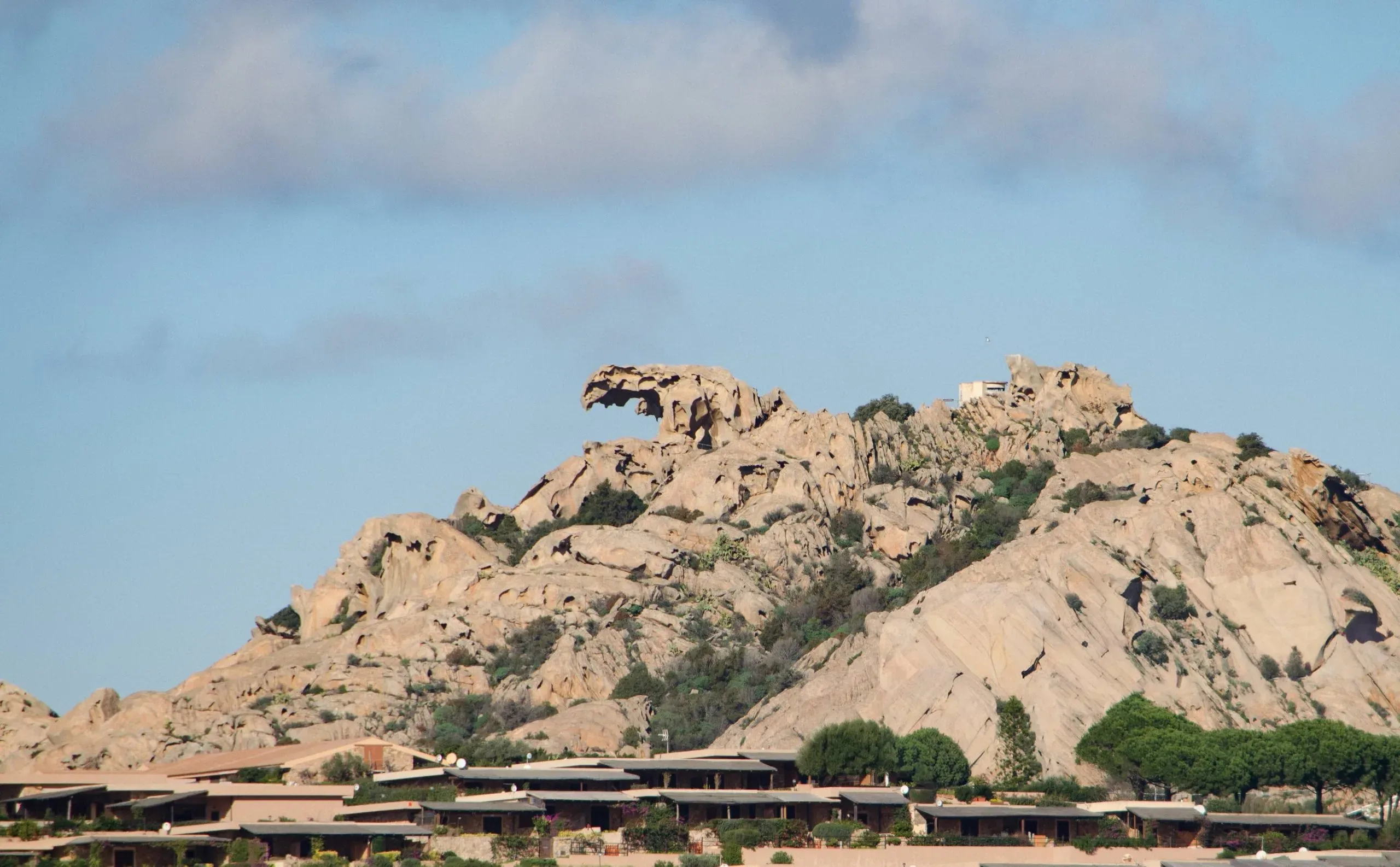 Natürliche Felsformation in Bärenform in der Küstenlandschaft von Gallura rund um den Capo d'Orso bei Palau
