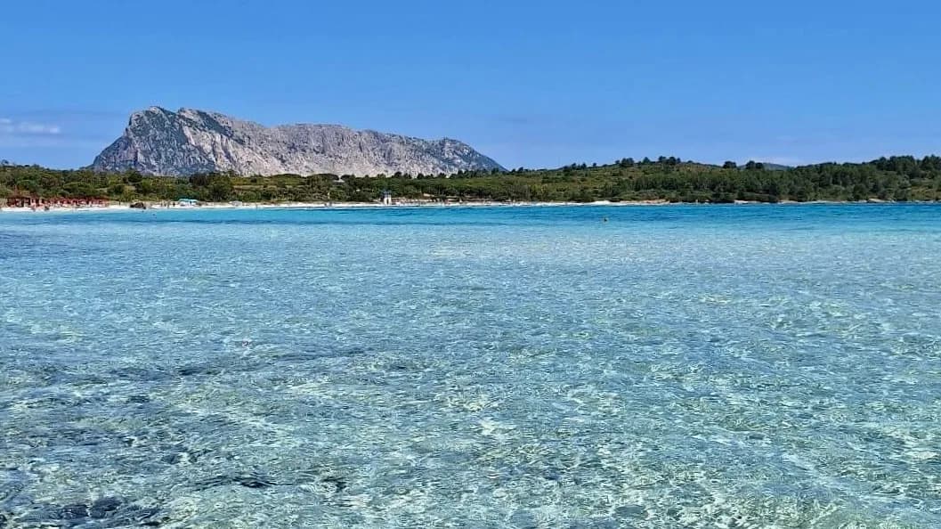 Splendida acqua turchese e vista sulle montagne dalla spiaggia