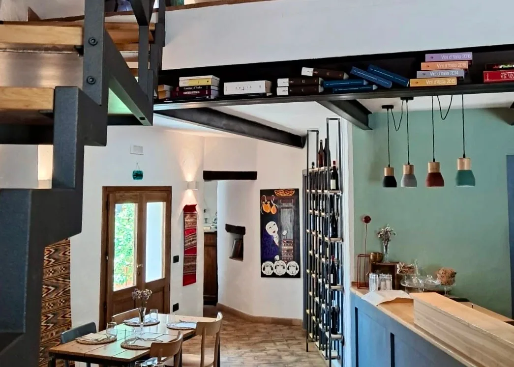 Intérieur d'un restaurant traditionnel sarde à Mamoiada, plat de cordula de la cuisine pastorale sarde