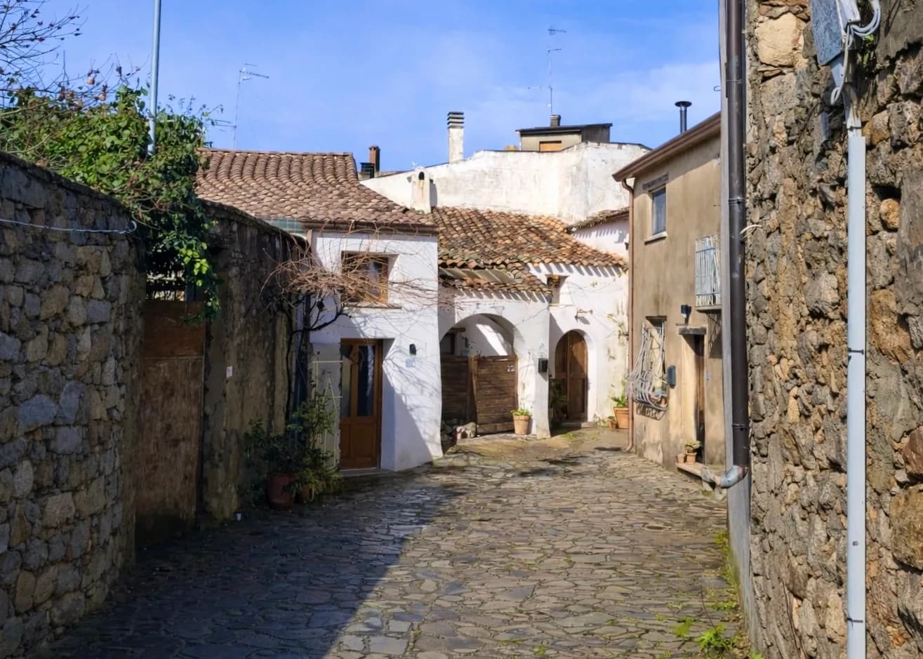 Le village de Mamoiada dans les montagnes de la Barbagia, maisons traditionnelles en pierre de Mamoiada, Sardaigne