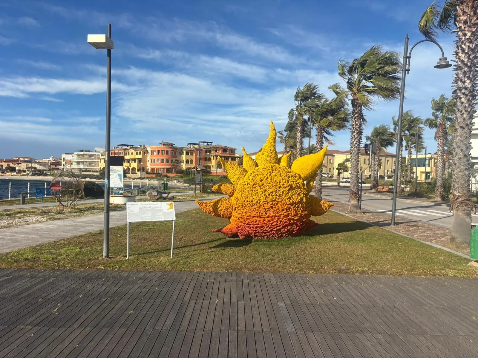 Sculpture du soleil sur le lungomare de Golfo Aranci en Sardaigne