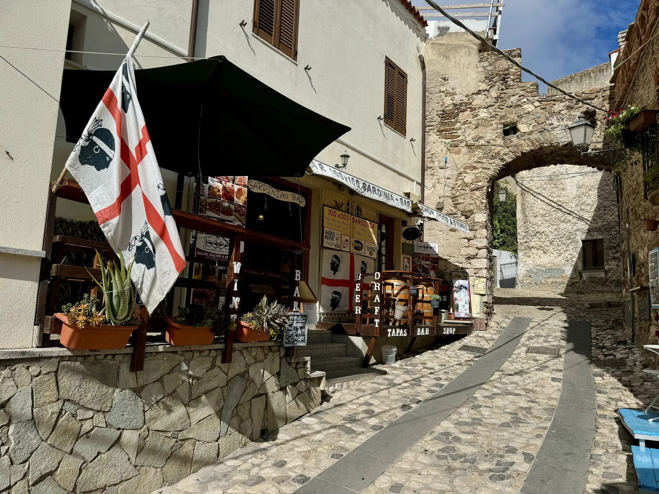 Historisches Zentrum von Posada, weiße Häuser am Hügel