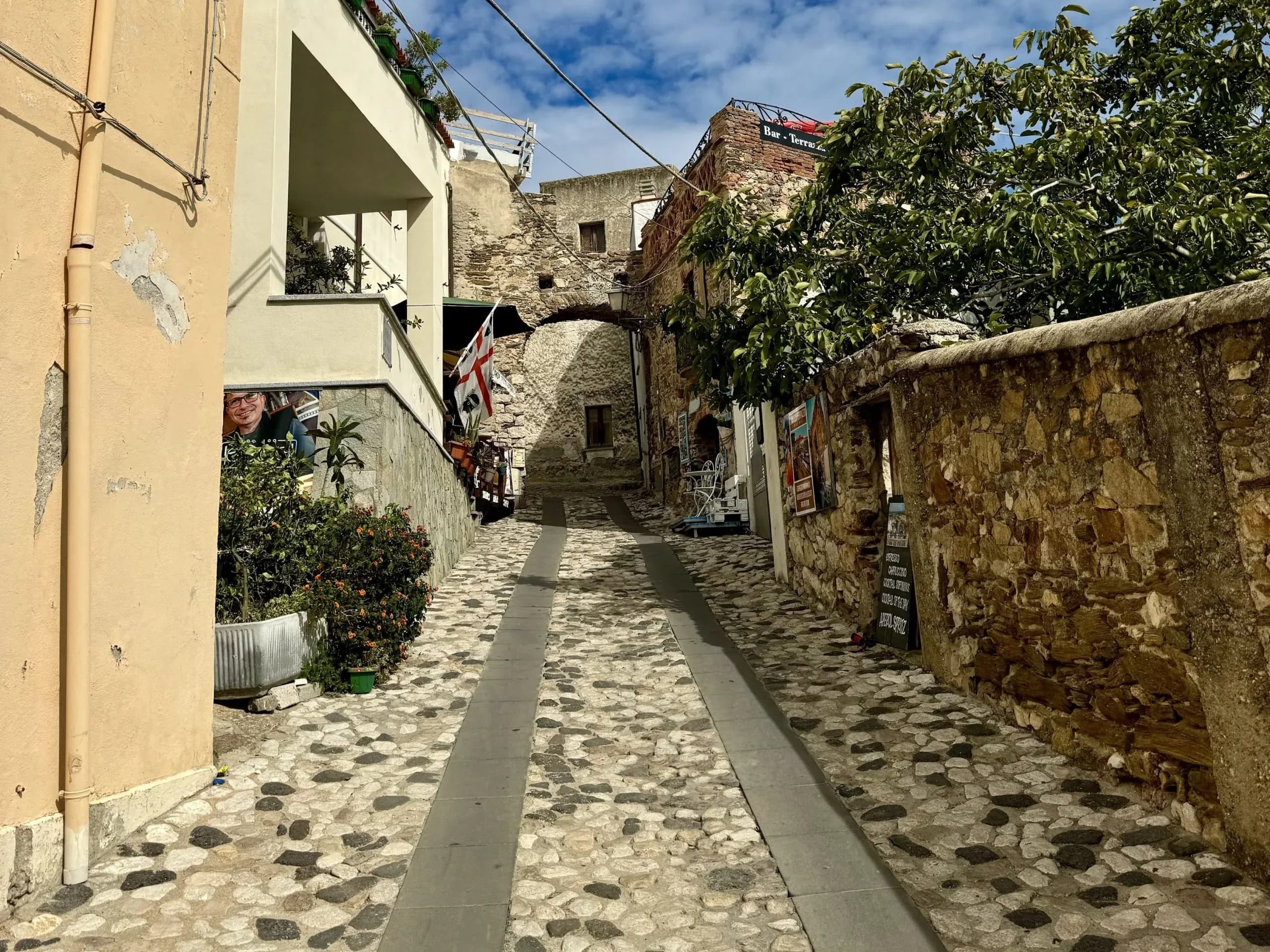 Malerische Steingasse in einem italienischen Dorf