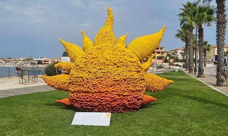Œuvre du soleil rouge et jaune 2025 à Golfo Aranci