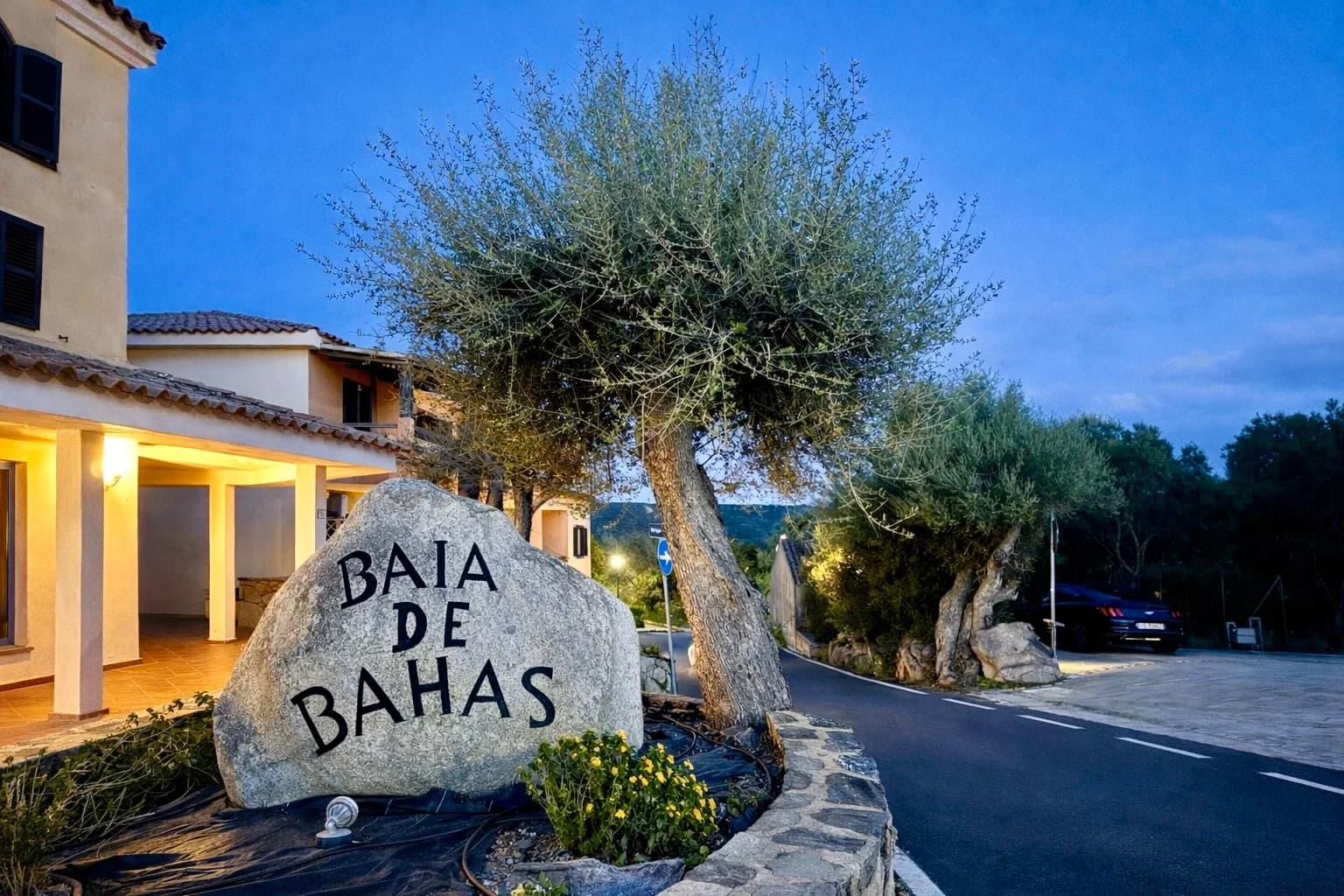 Ingresso dell'edificio di Baia de Bahas al crepuscolo