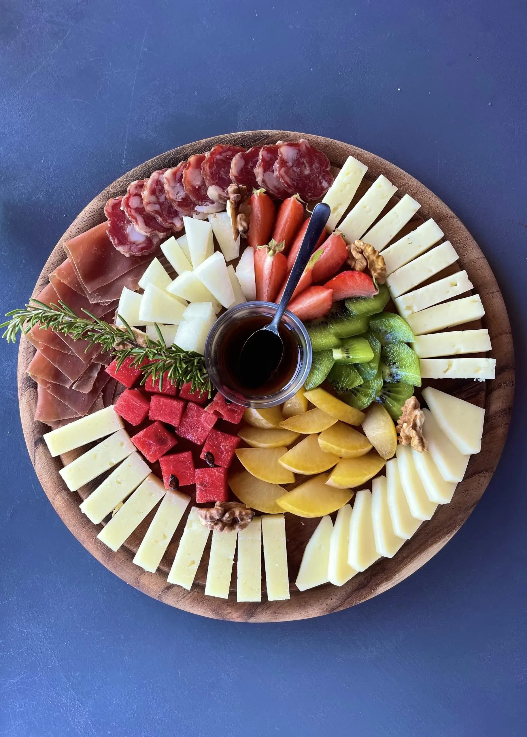 Charcuterieplank met kaas, vleeswaren en fruit.
