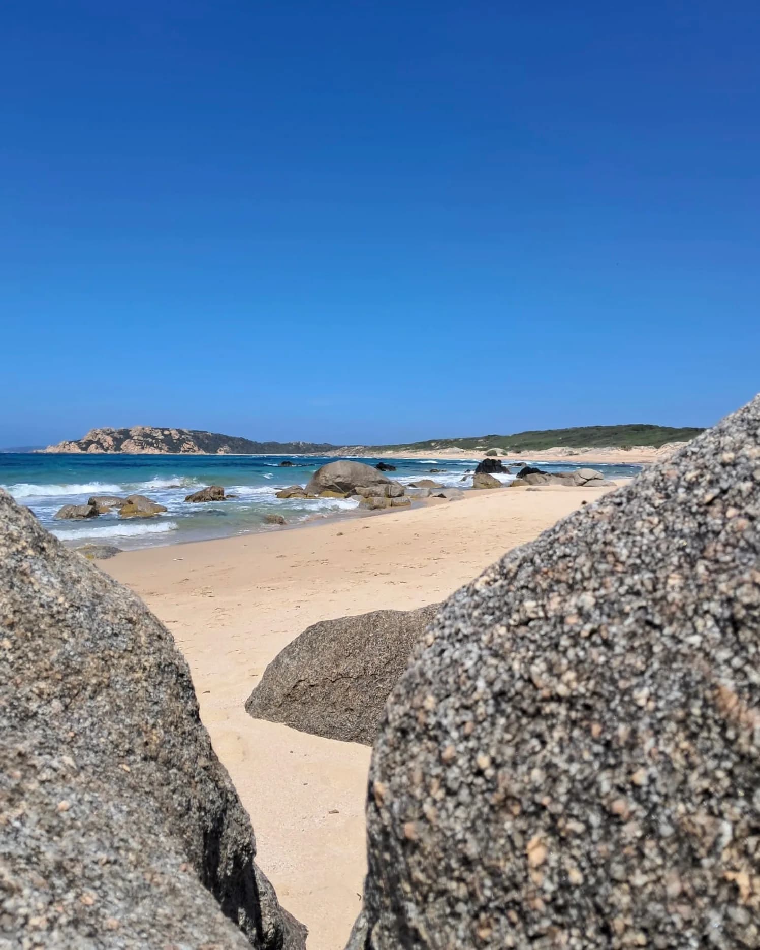 Vue de plage rocheuse avec océan et île en arrière-plan