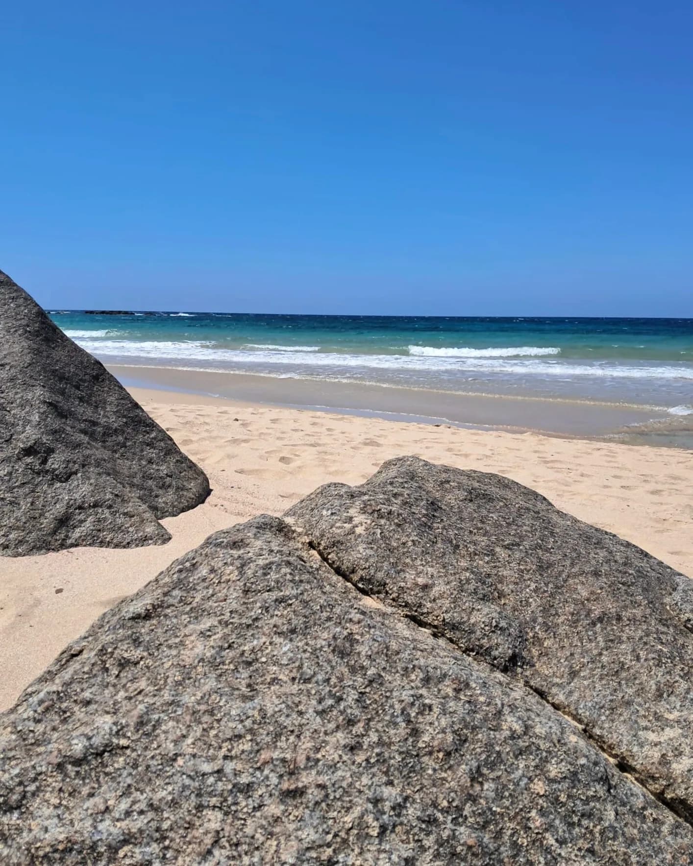 Scène de plage rocheuse avec vue sur l'océan