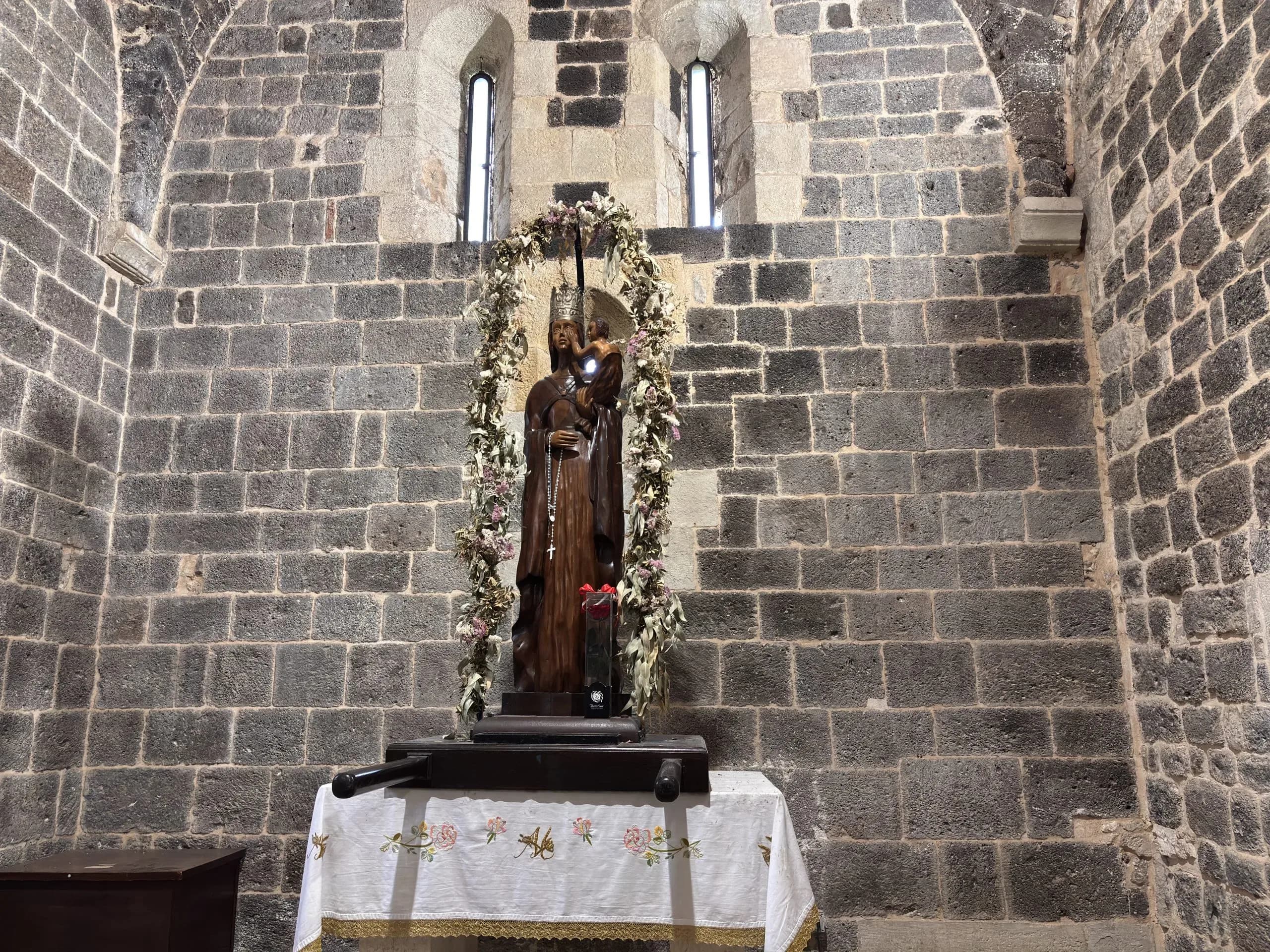 Romaanse kerk Sardinië gestreepte steen