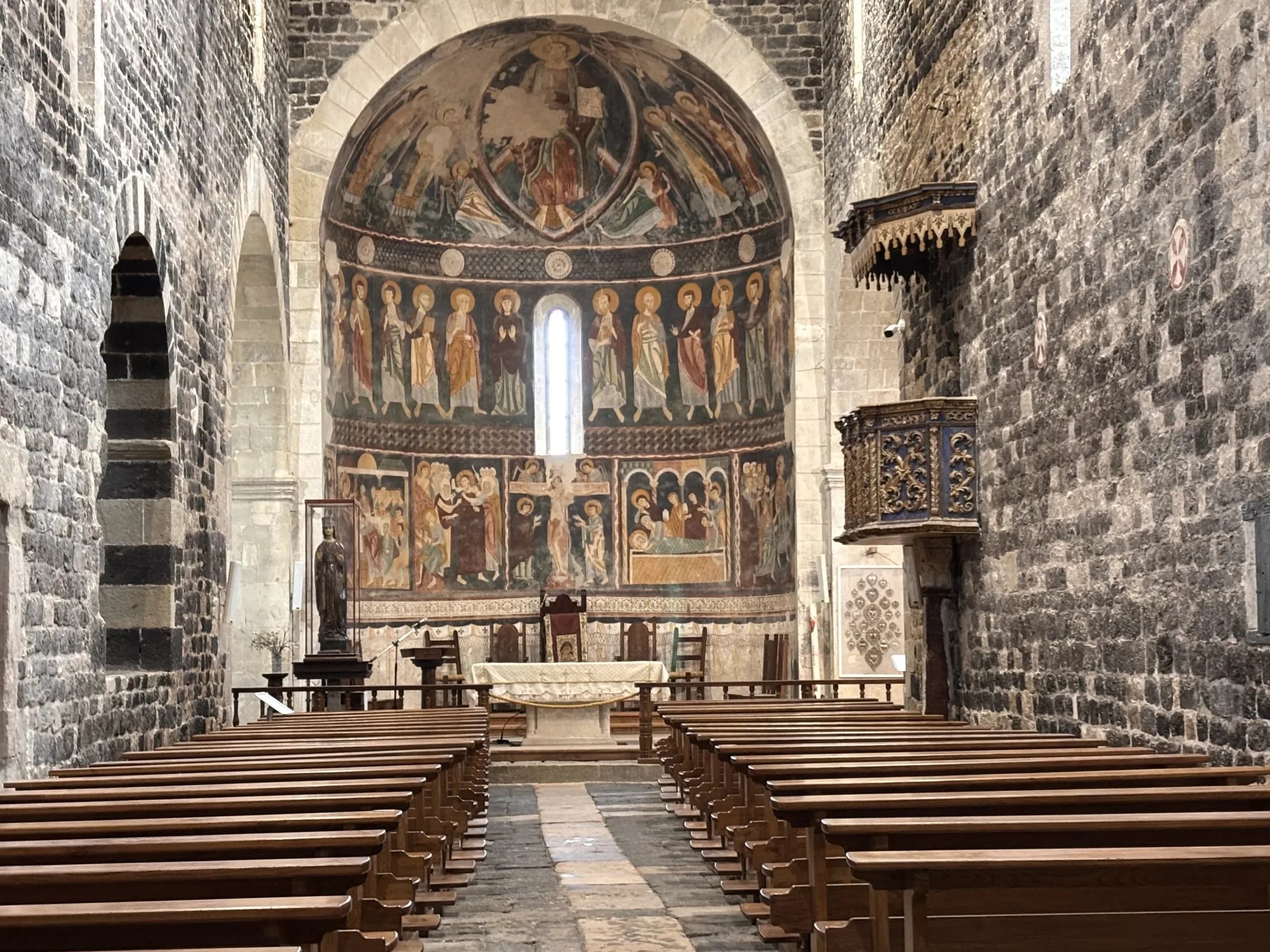 Interieur van de Sint-Pieterskerk in Tuscania, Italië.