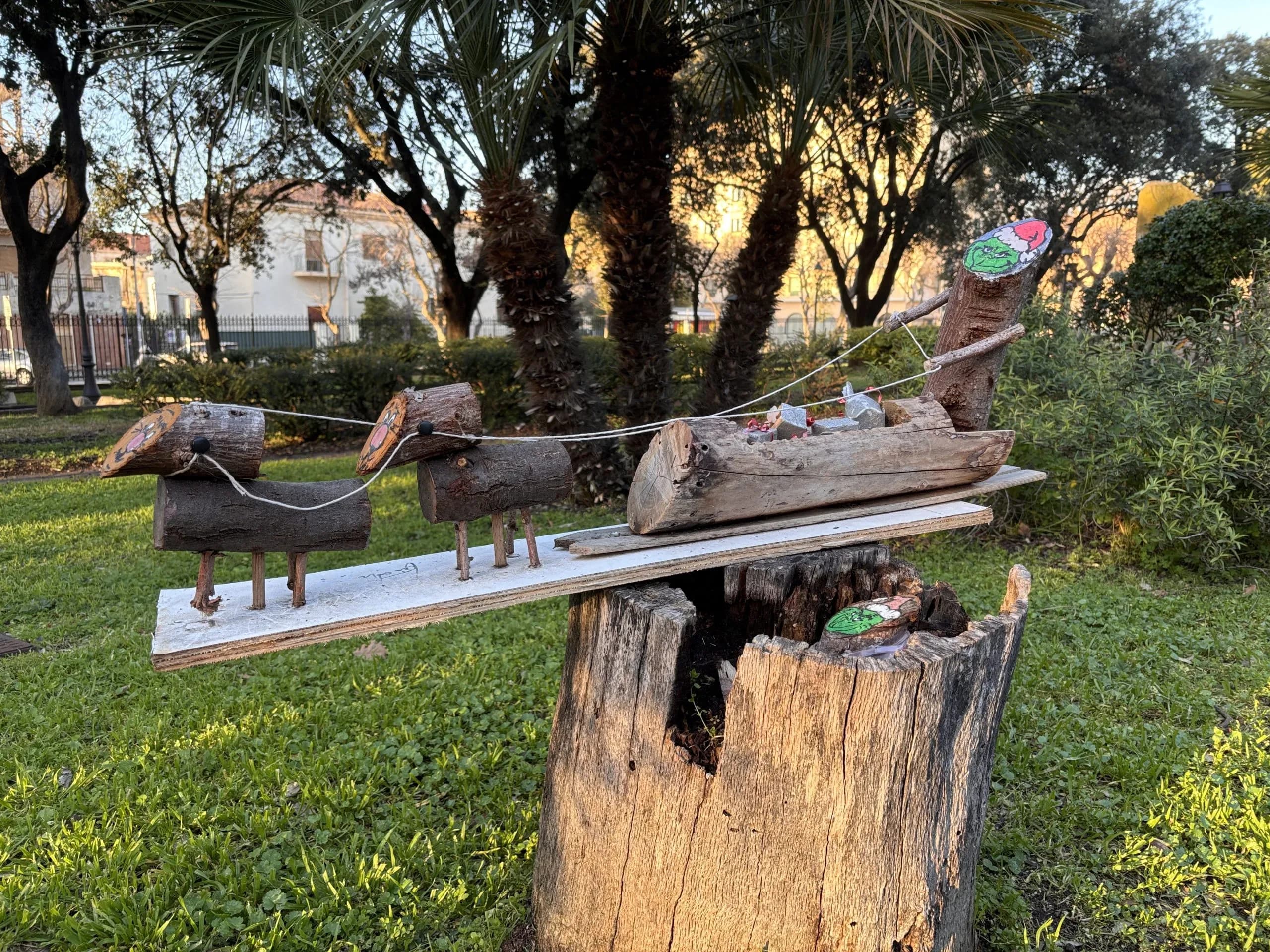 Installation artistique en bois : train et figure du Grinch