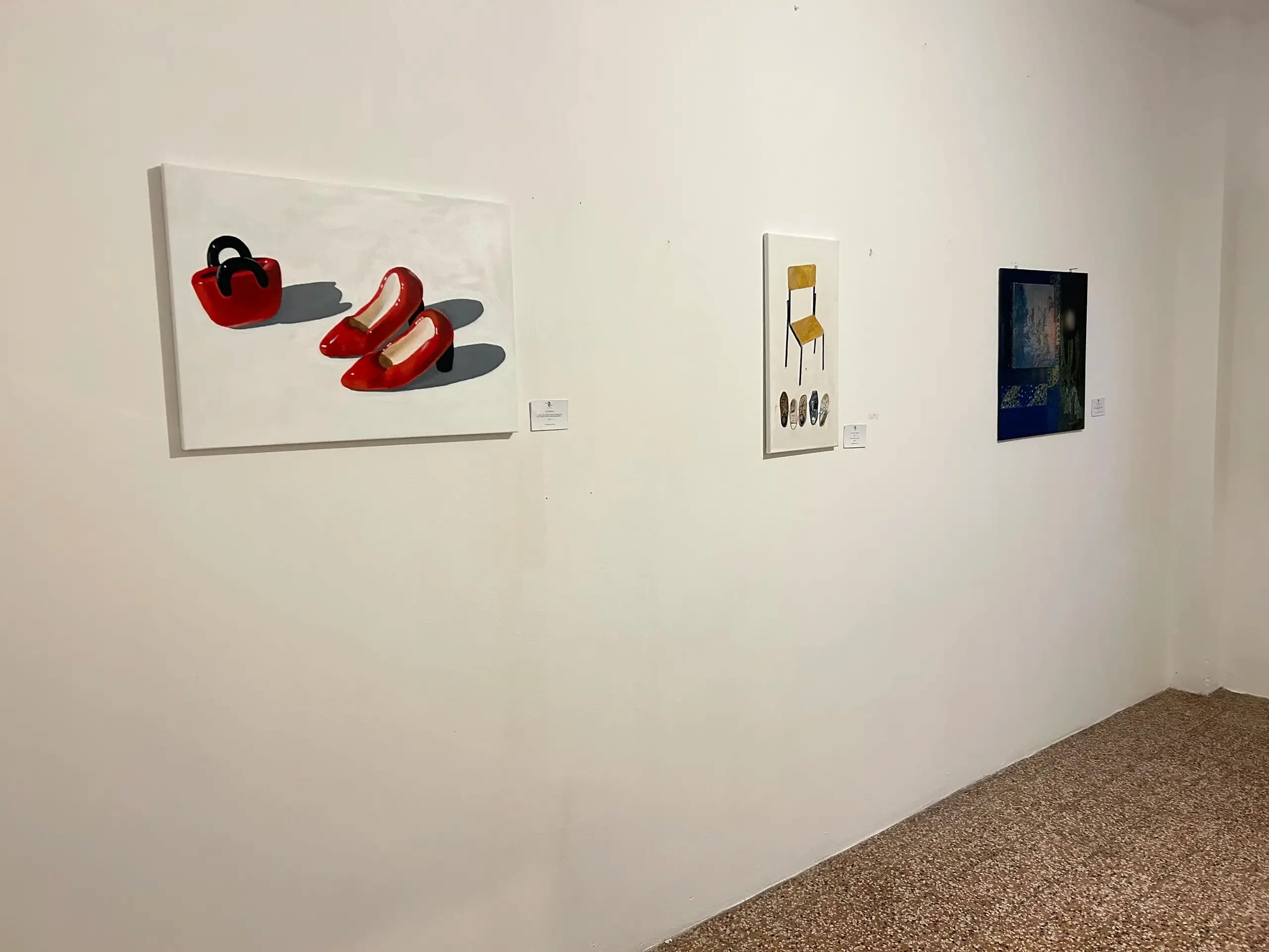 Kleine Galerie Olbia Sardinien – Kunstpräsentation: rote Schuhe, Stuhl, blaues Abstraktes