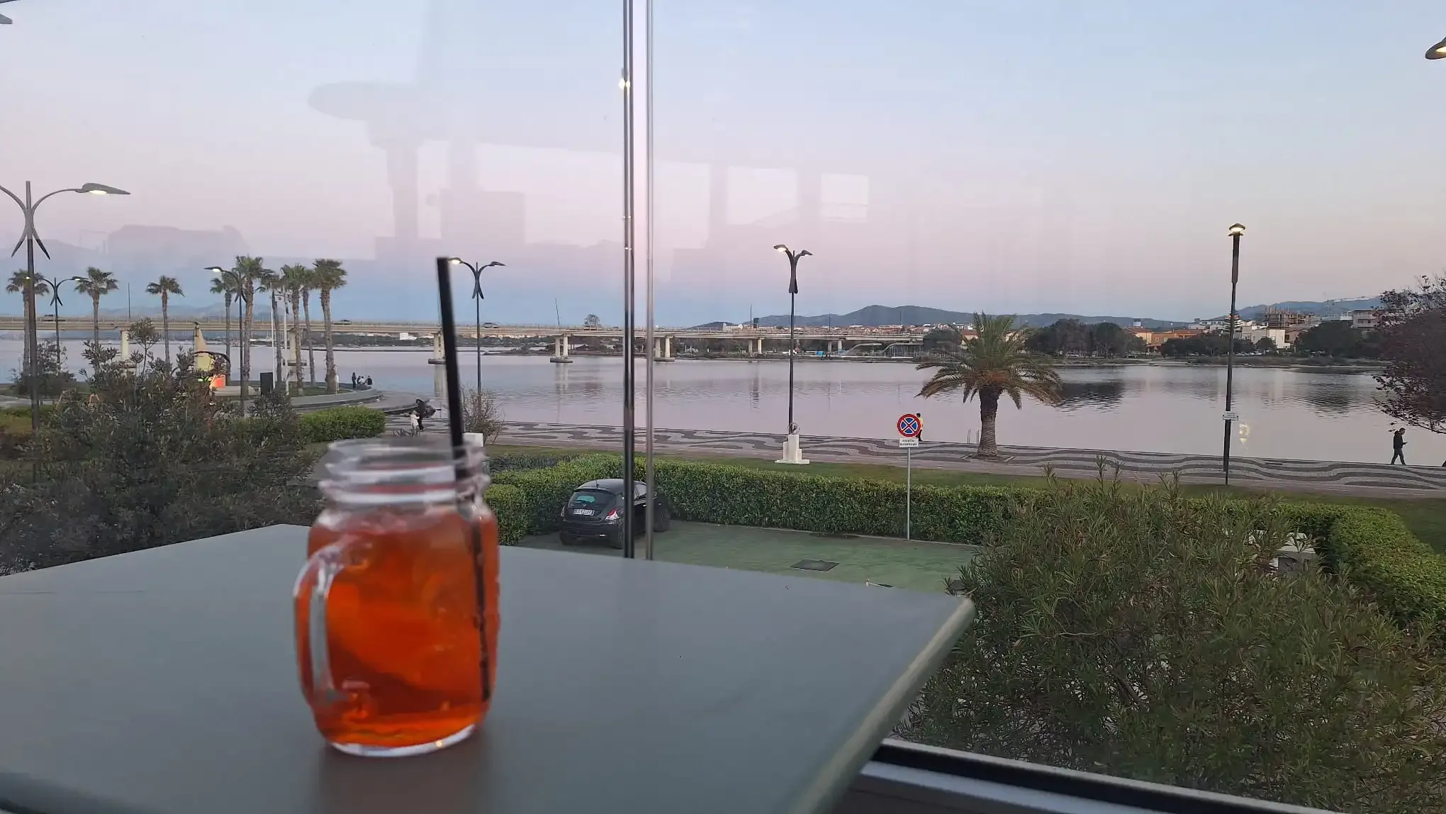 Aperitief aan de waterkant bij Locanda Caddeo Olbia