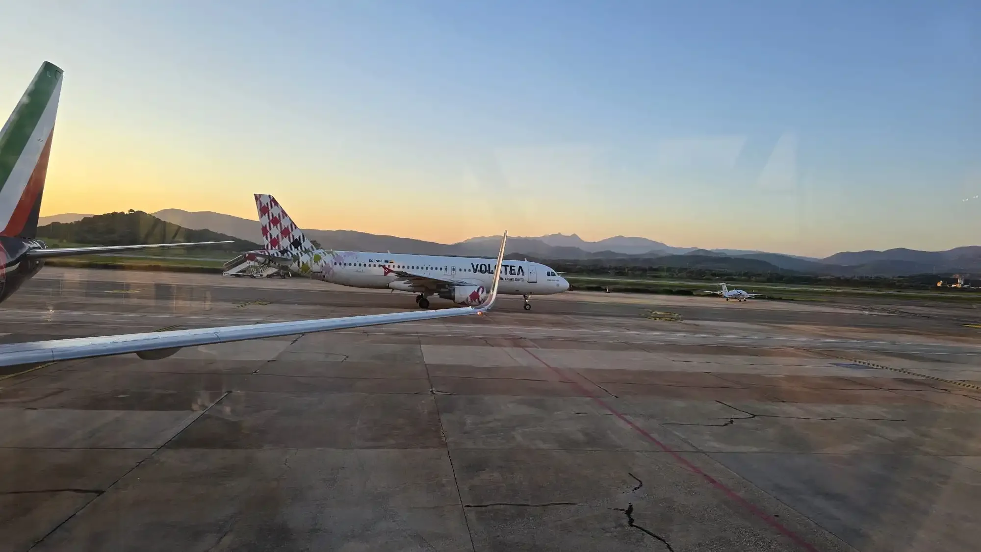 Flugzeuge auf dem Rollfeld des Flughafens Olbia Costa Smeralda