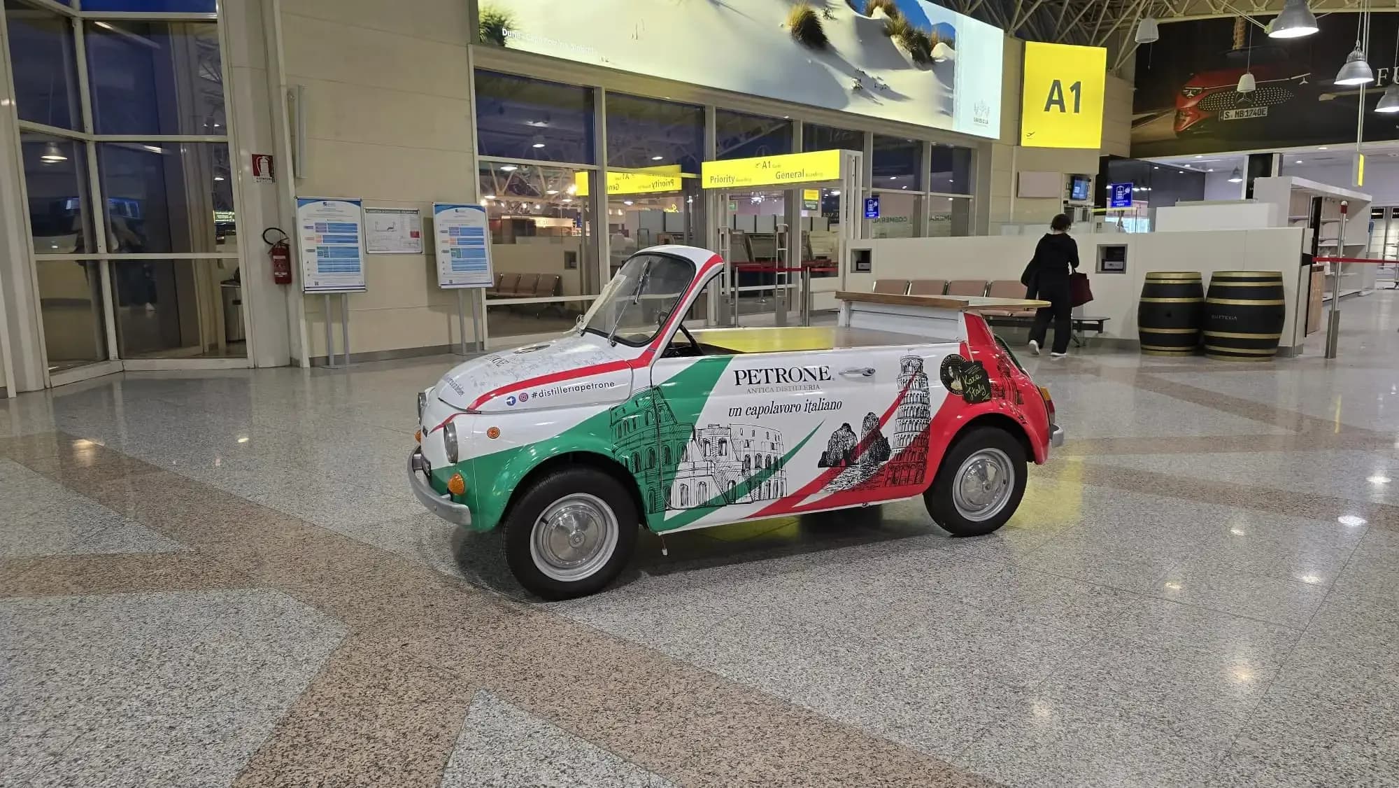 Italienisch gestaltetes Petrone-Auto am Flughafen