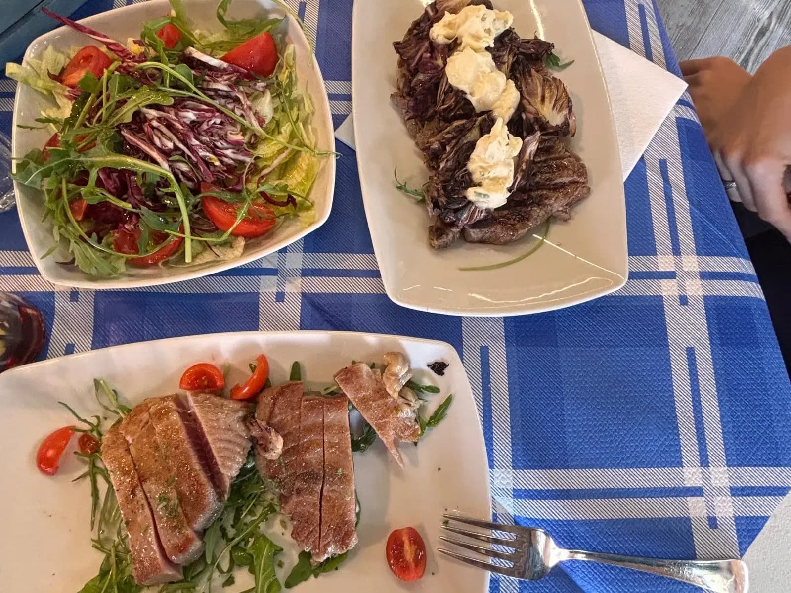 Vue du dessus de trois délicieux plats de cuisine italienne.