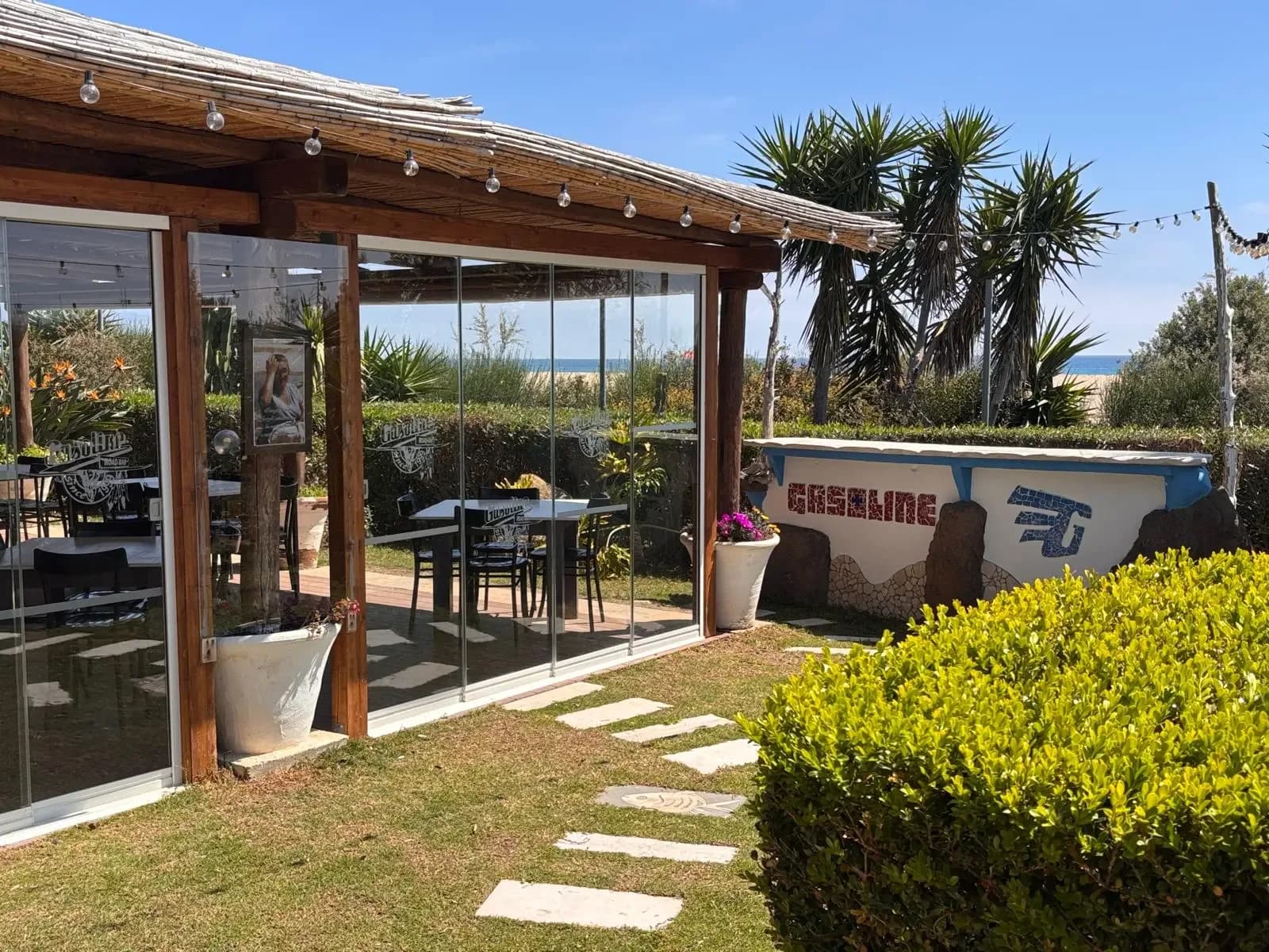 Restaurant en extérieur avec vue sur la plage.