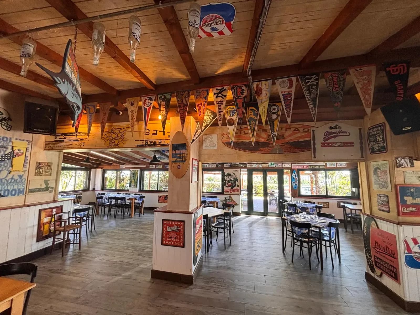 Intérieur de restaurant à thème nautique avec fanions et souvenirs sportifs.