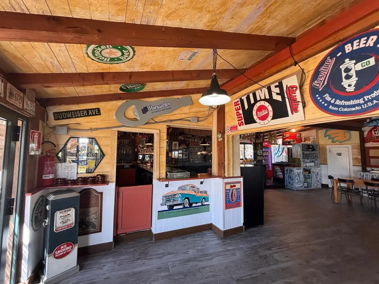 Intérieur d'un restaurant à thème vintage avec enseignes de bière et d'essence.