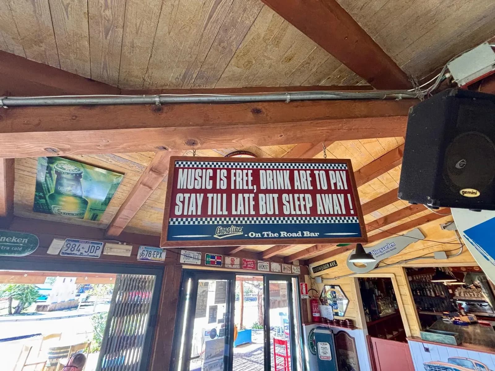 Enseigne de bar : la musique est gratuite, les boissons sont payantes.