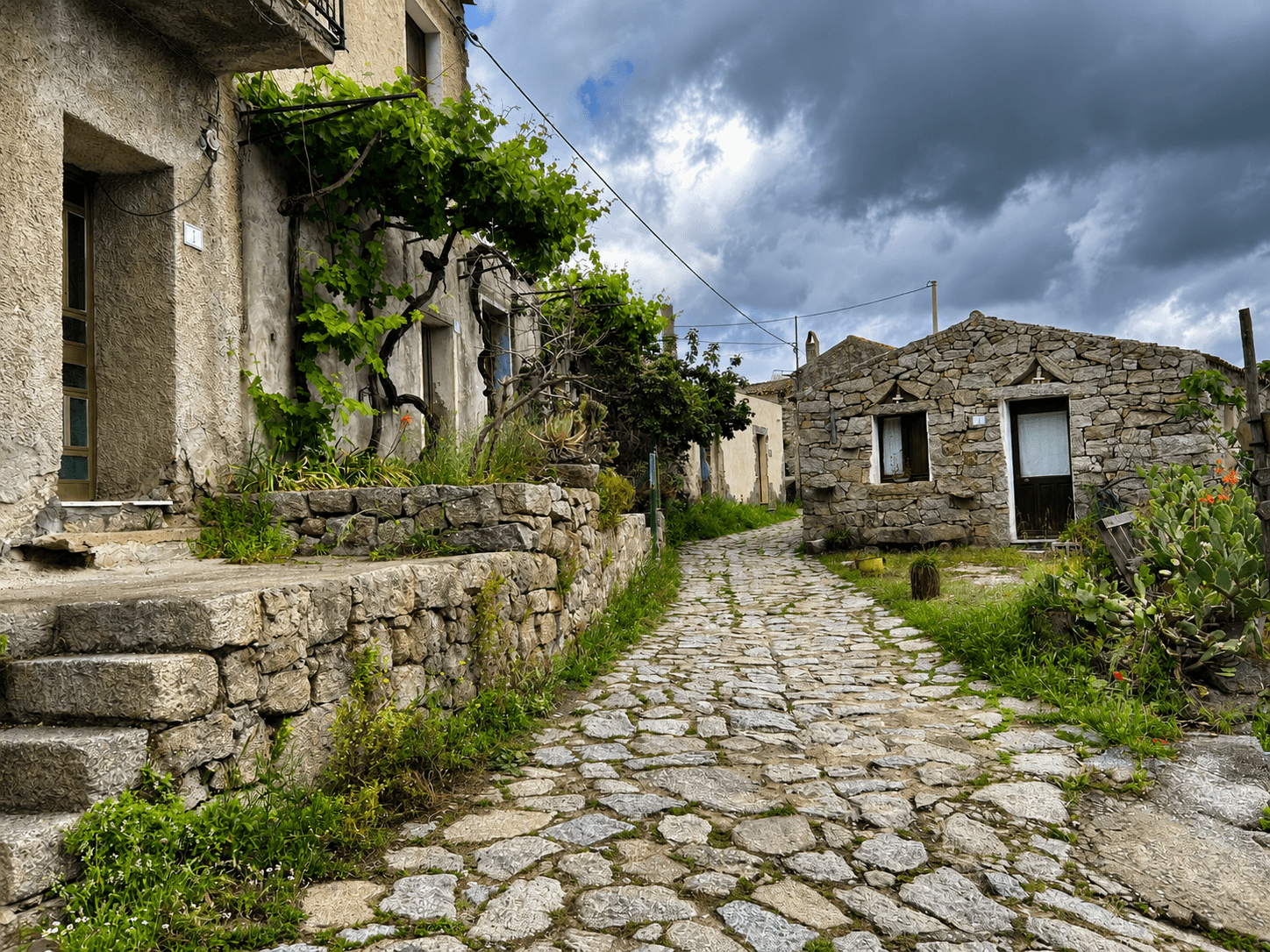 Rue pavée dans un village de pierre rustique