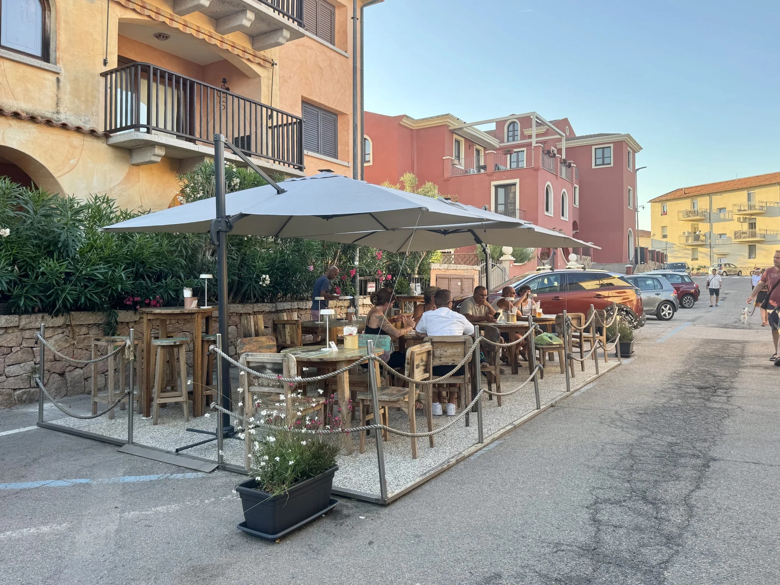 Tavolini di un caffè all'aperto su una via mediterranea soleggiata