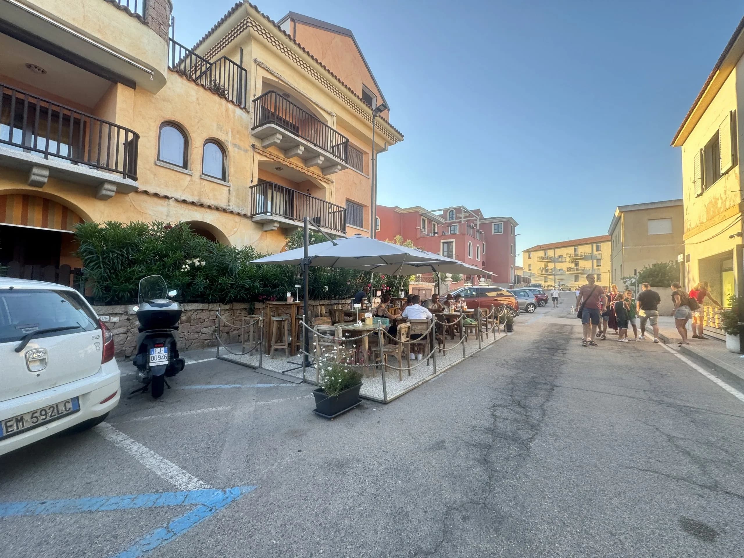 Caffè all'aperto su una via mediterranea soleggiata