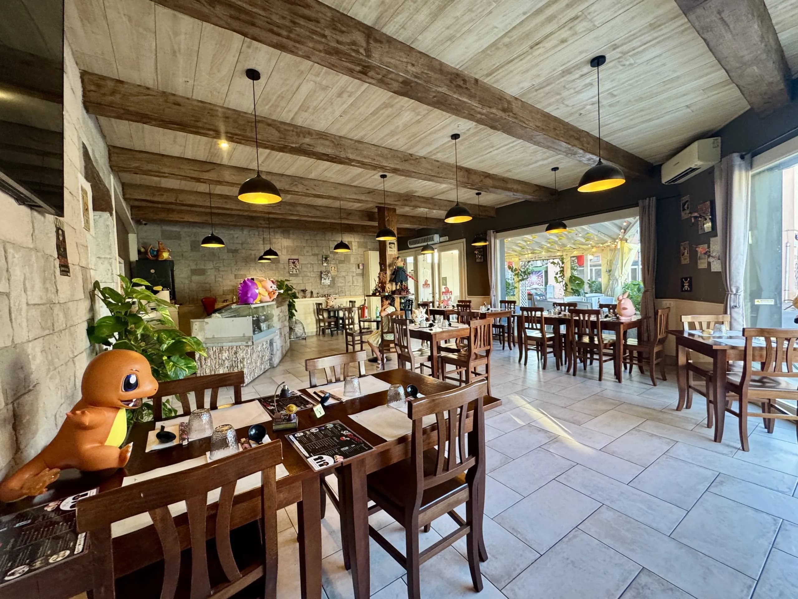 Gemütliches Restaurantinterieur mit Holzbalken und Pokémon-Dekoration