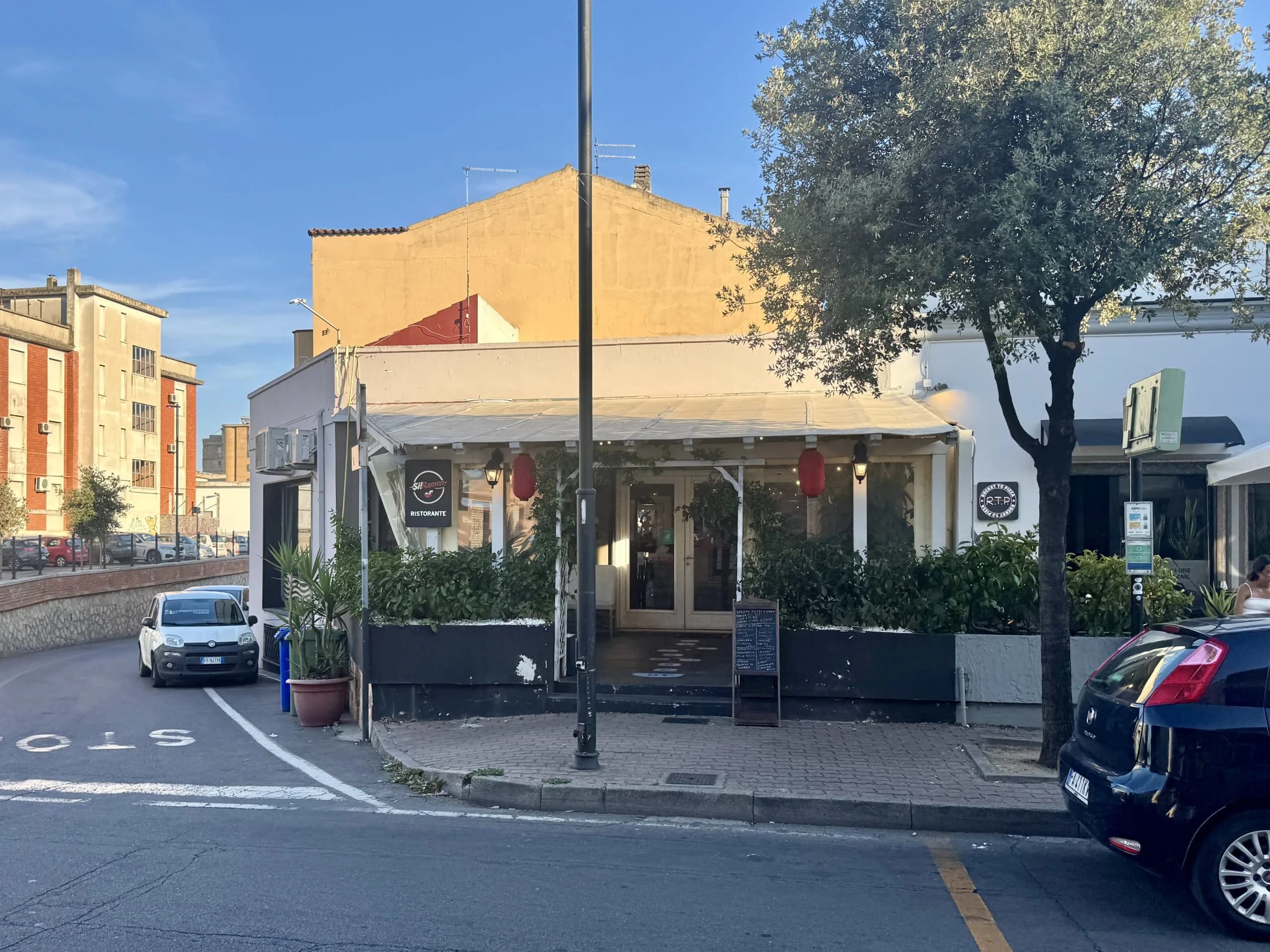 Gemütliches italienisches Restaurant an einer sonnigen Straßenecke